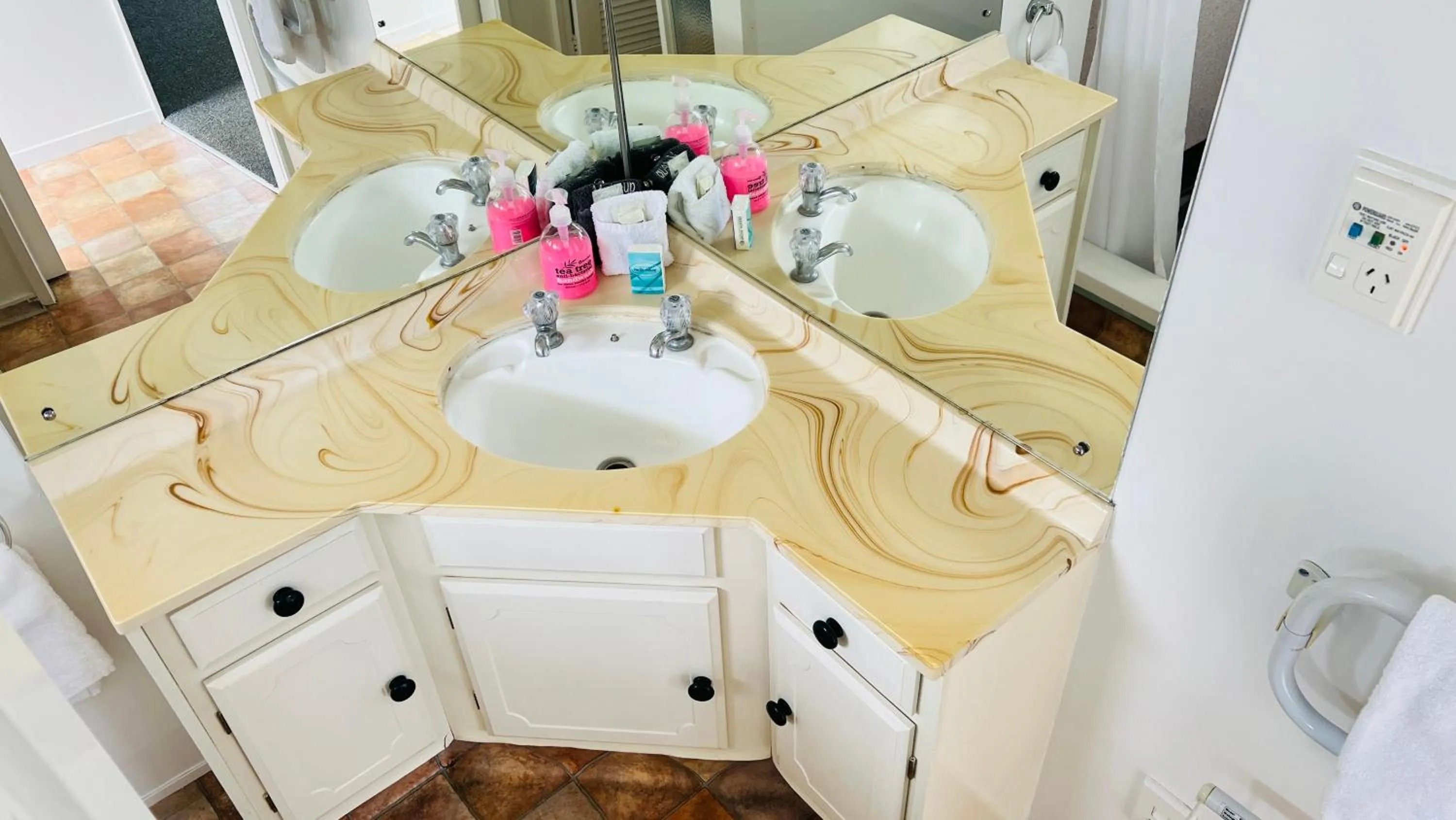 Bathroom in 18th Avenue Thermal Motel