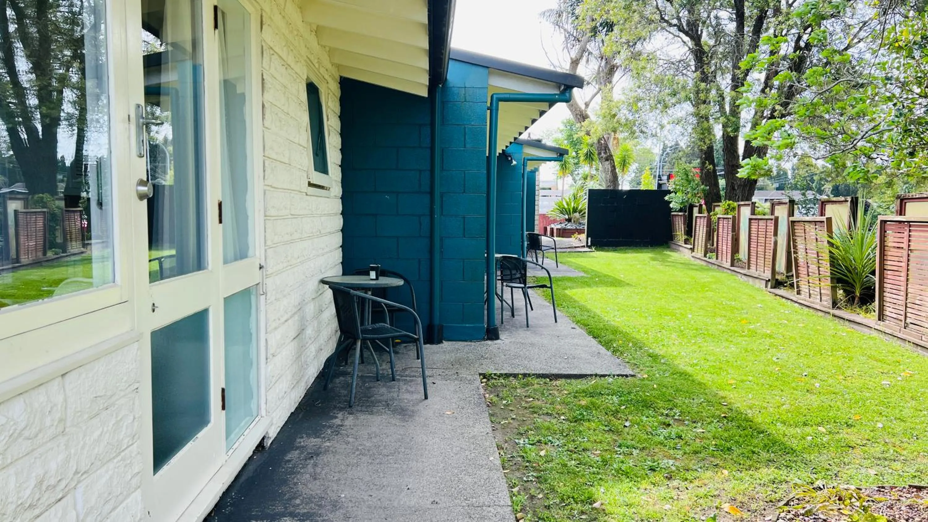 Seating area in 18th Avenue Thermal Motel