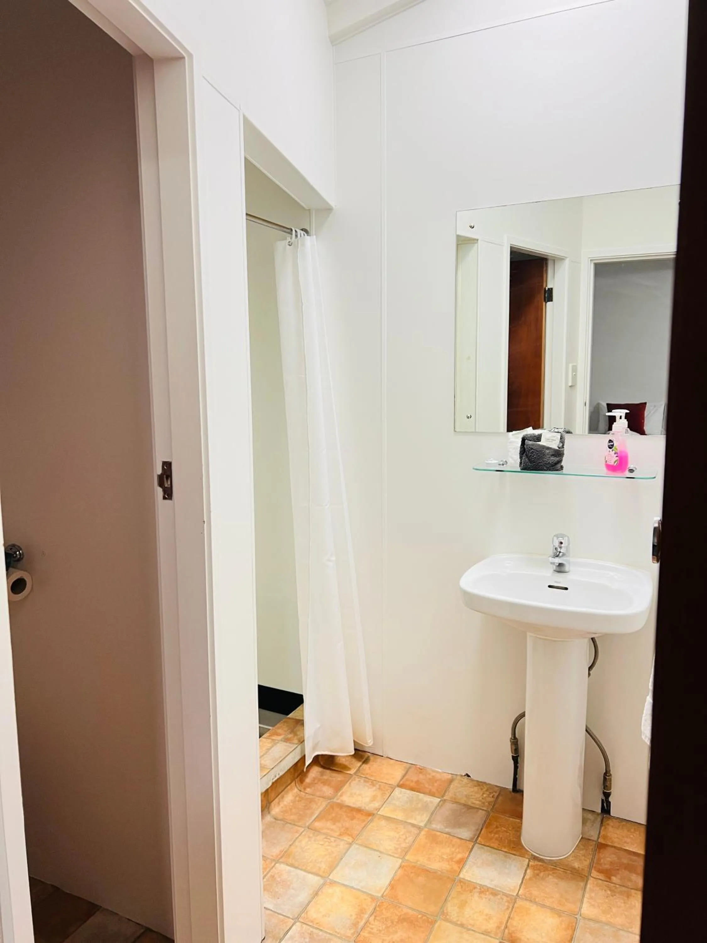 Bathroom in 18th Avenue Thermal Motel