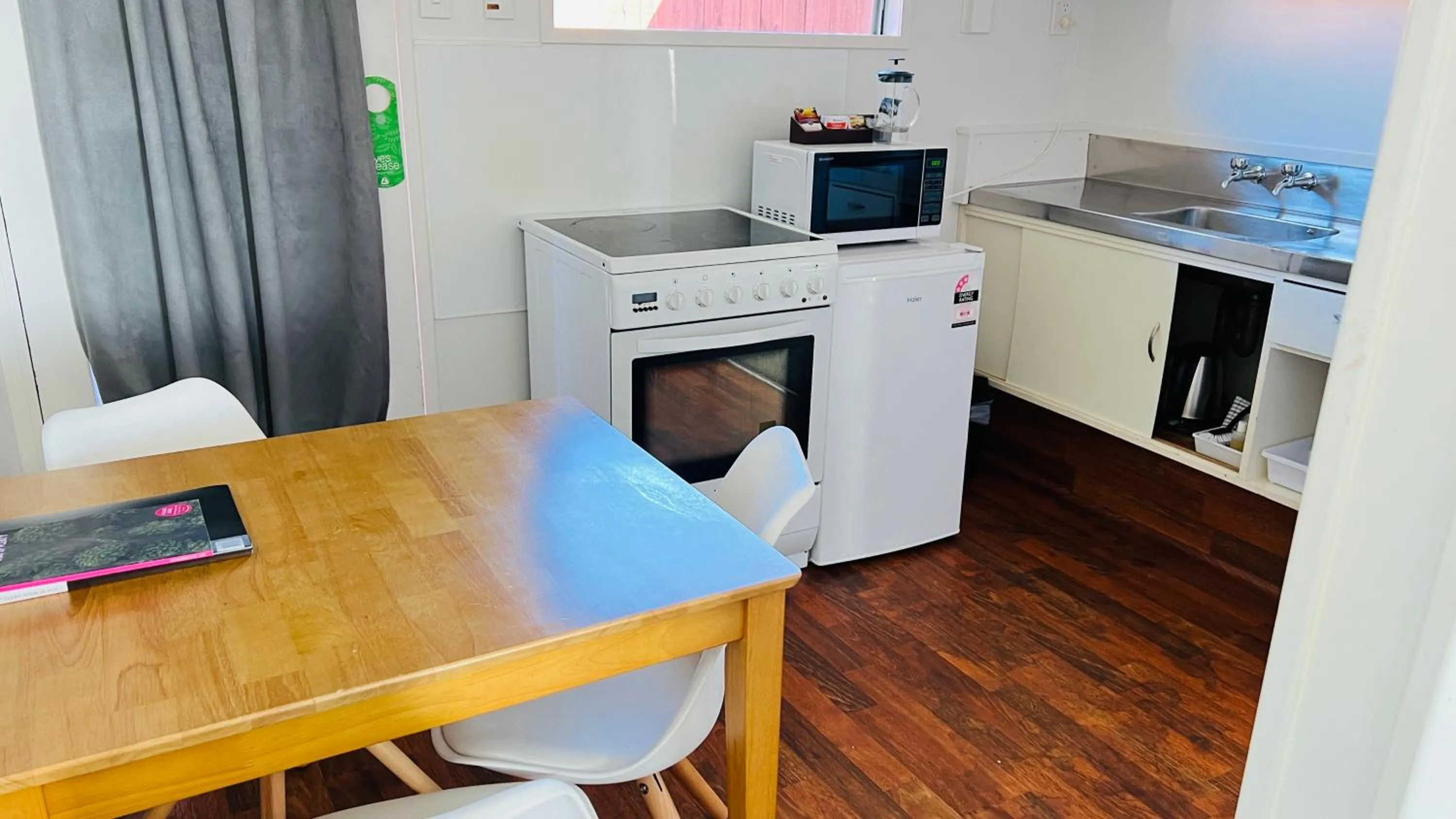 Kitchen or kitchenette in 18th Avenue Thermal Motel