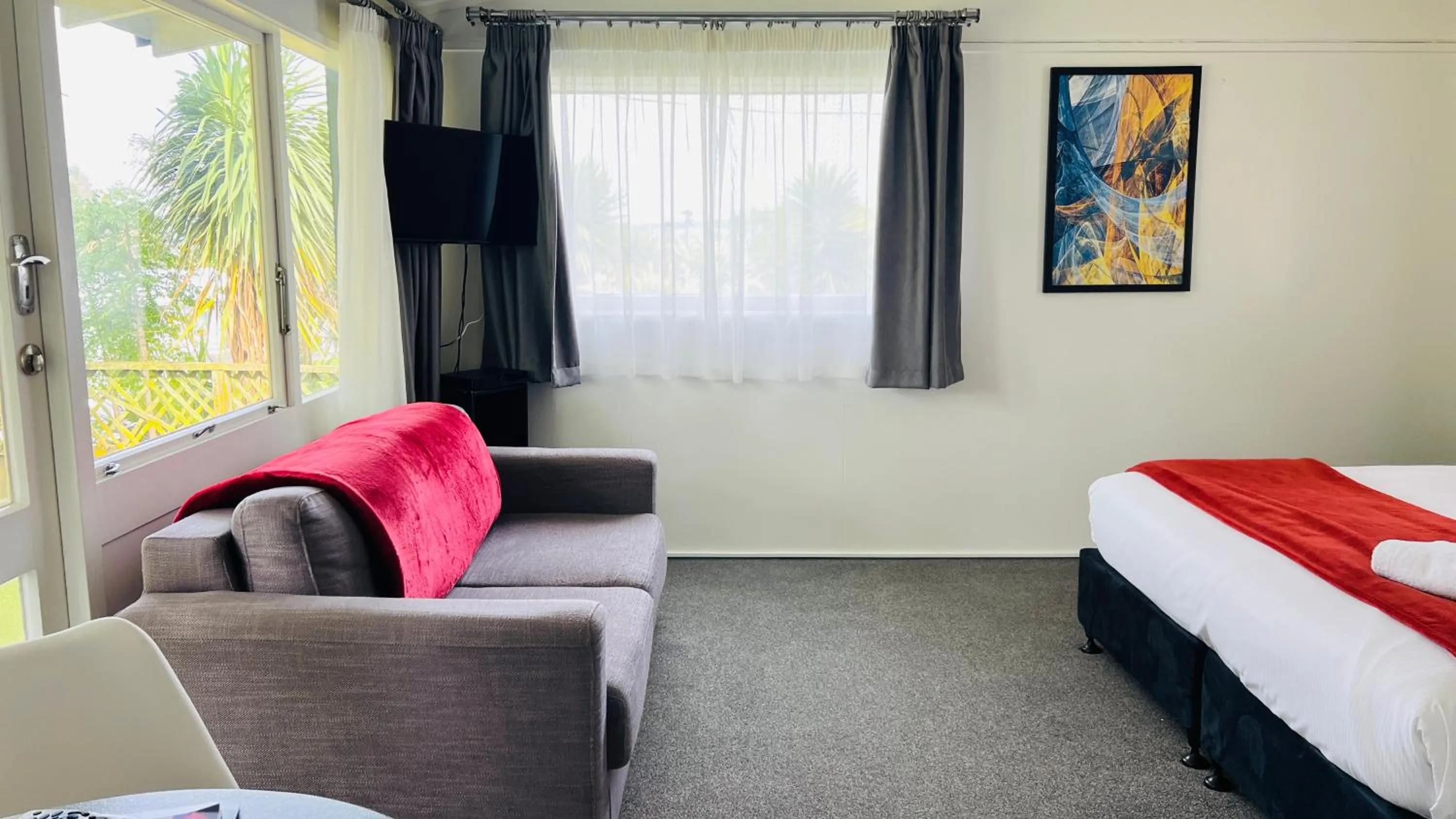 Seating area, Bed in 18th Avenue Thermal Motel