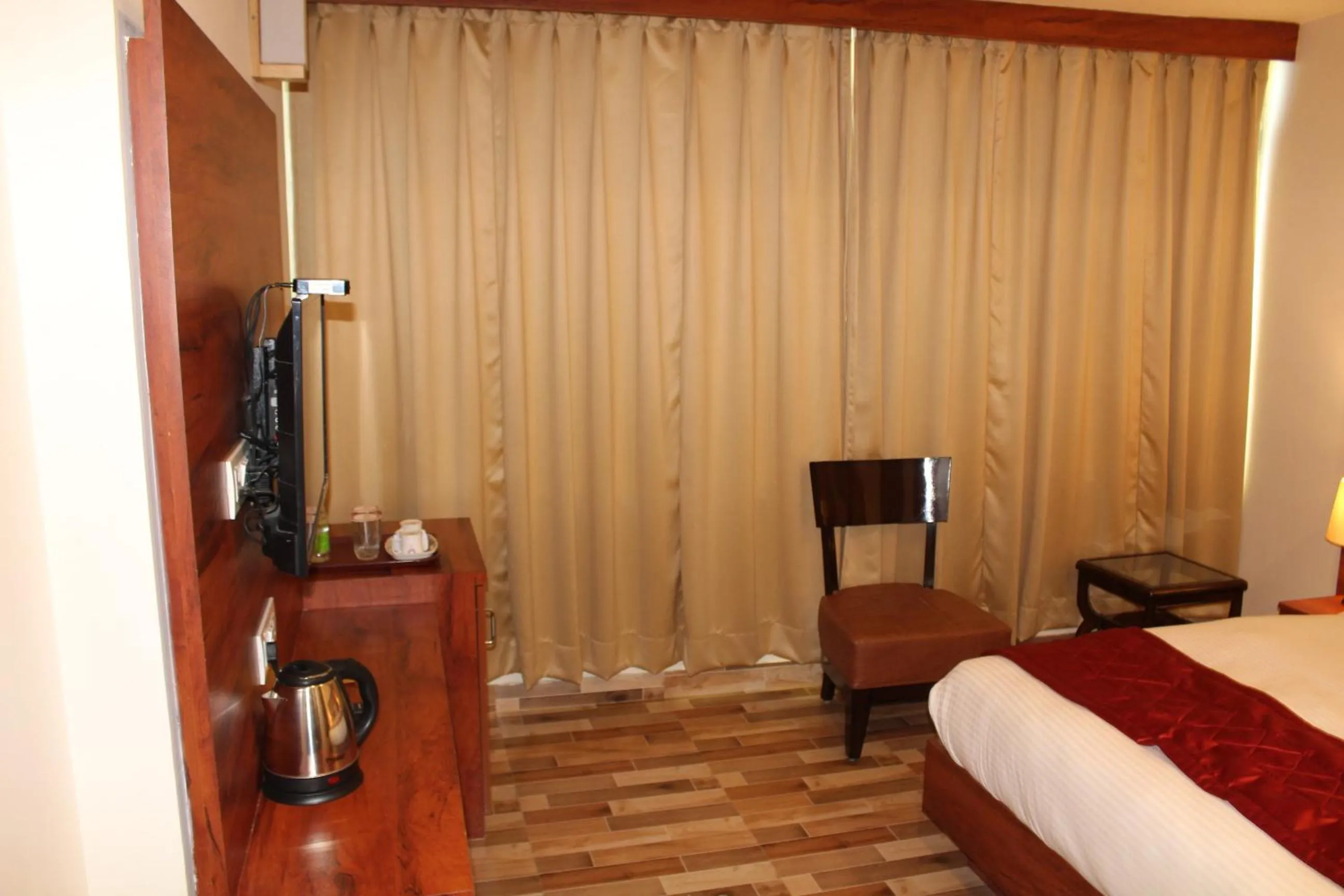 Steam room, Bed in Red Crown Hotel