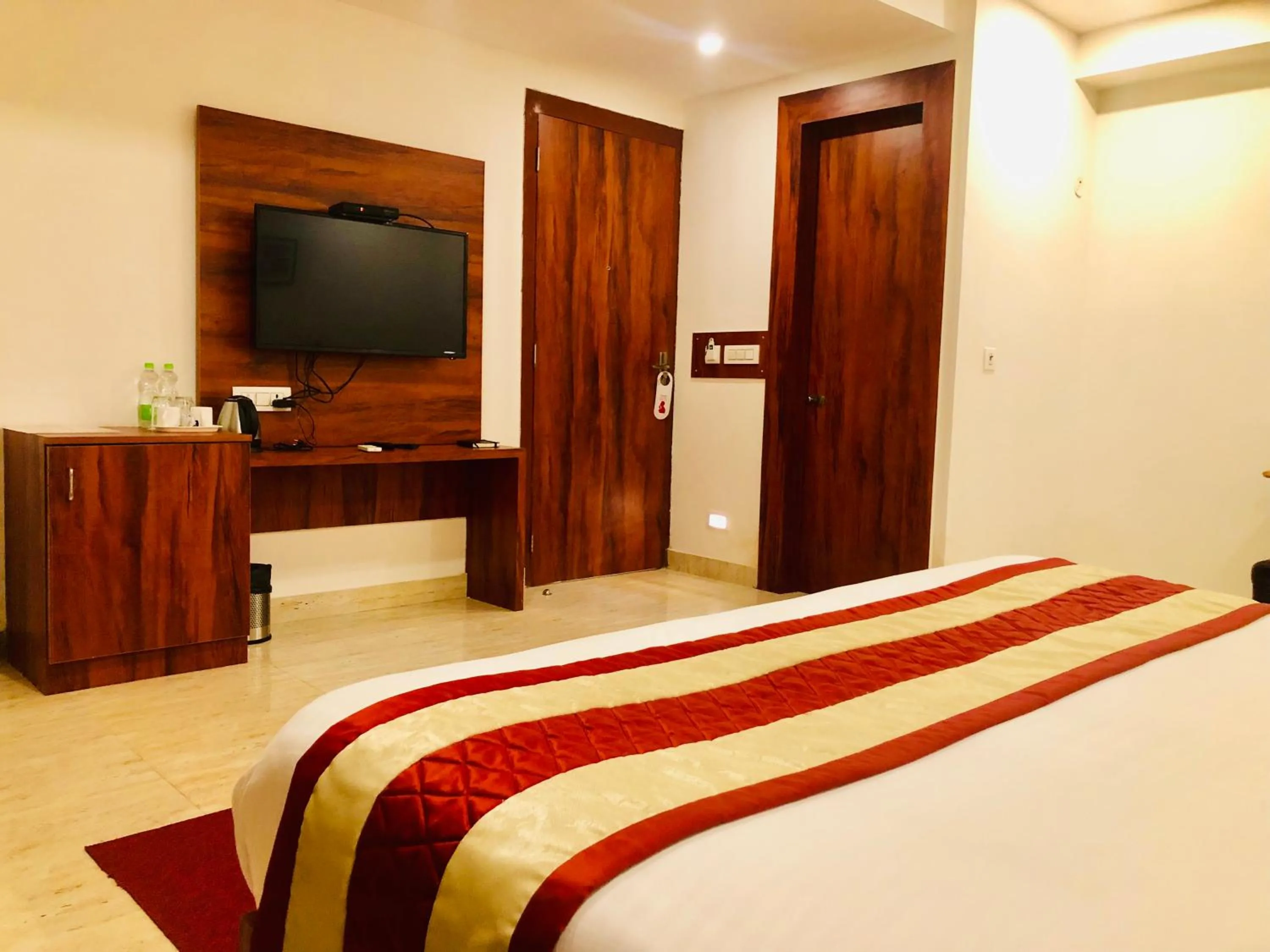 Bedroom, Bed in Red Crown Hotel