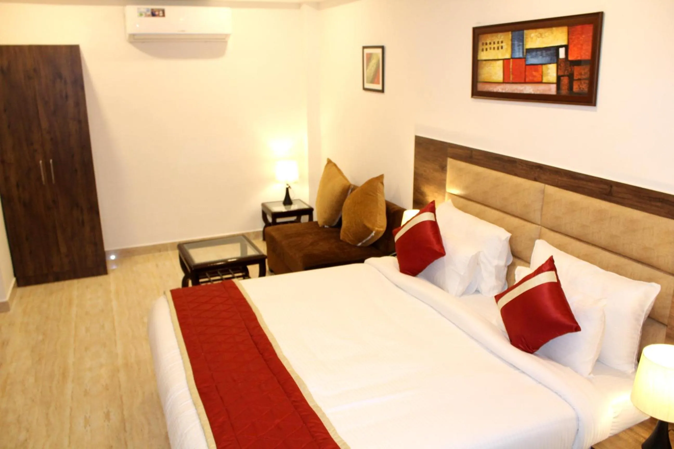 Photo of the whole room, Bed in Red Crown Hotel