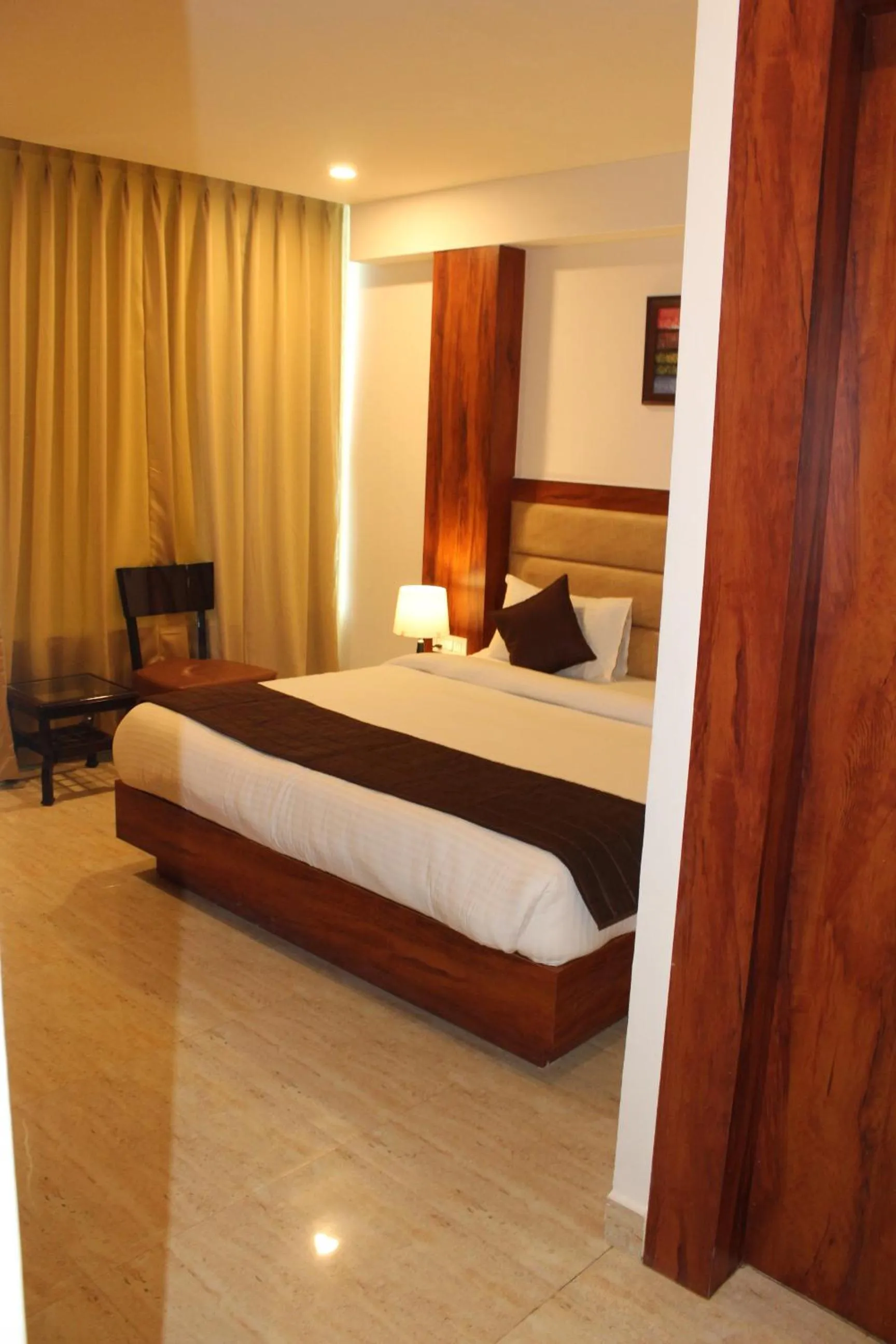 Bedroom, Bed in Red Crown Hotel