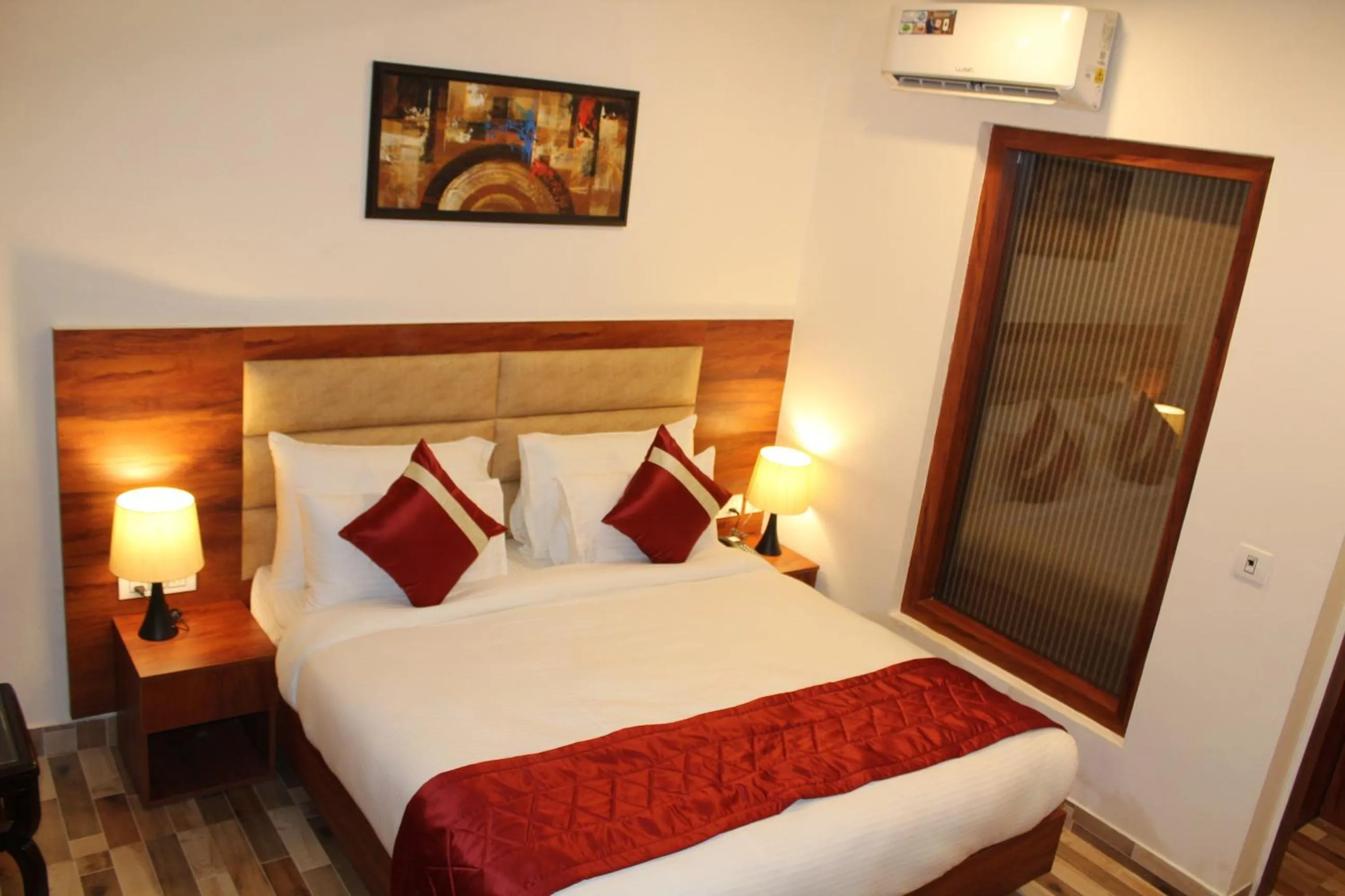 Bedroom, Bed in Red Crown Hotel