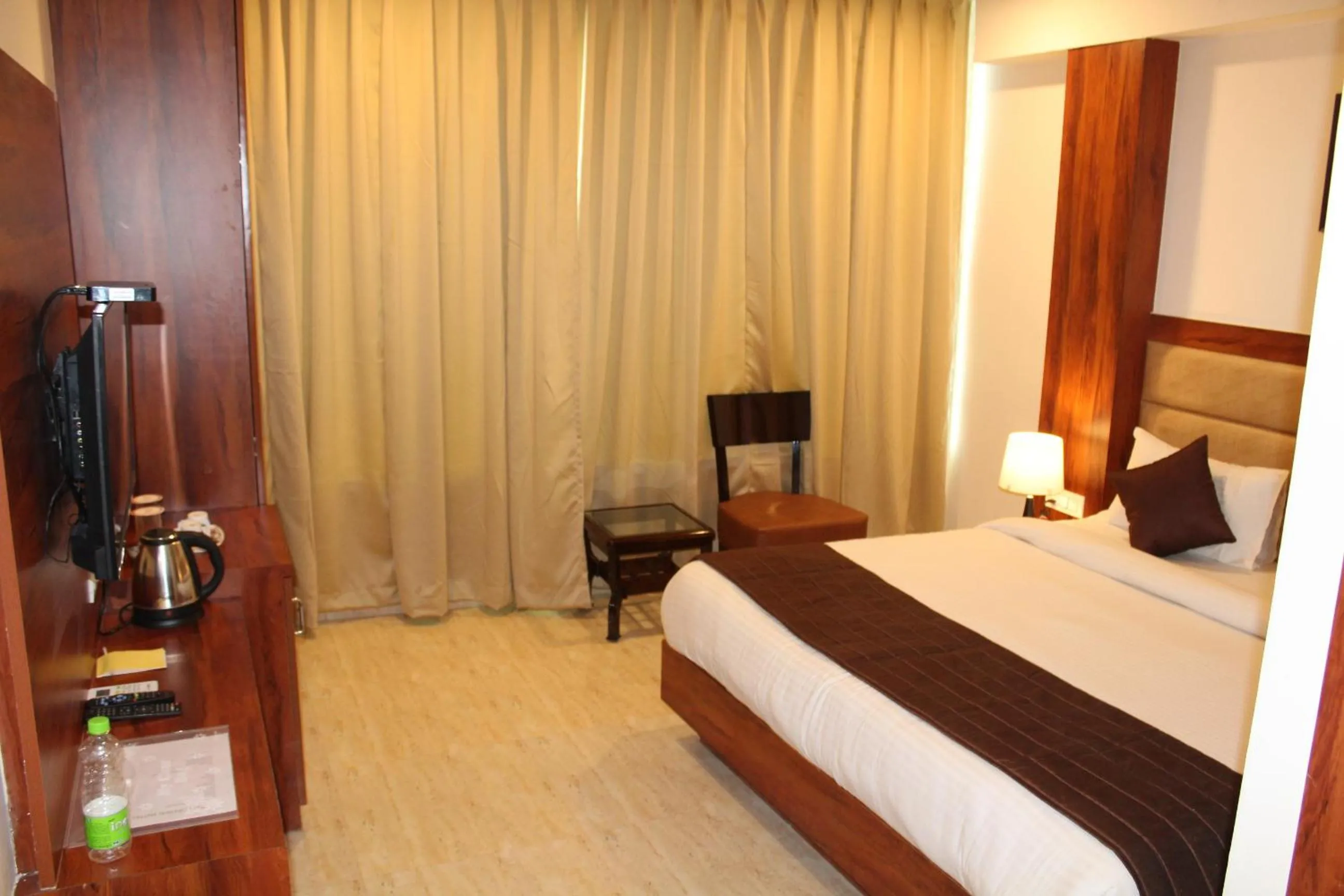 Photo of the whole room, Bed in Red Crown Hotel