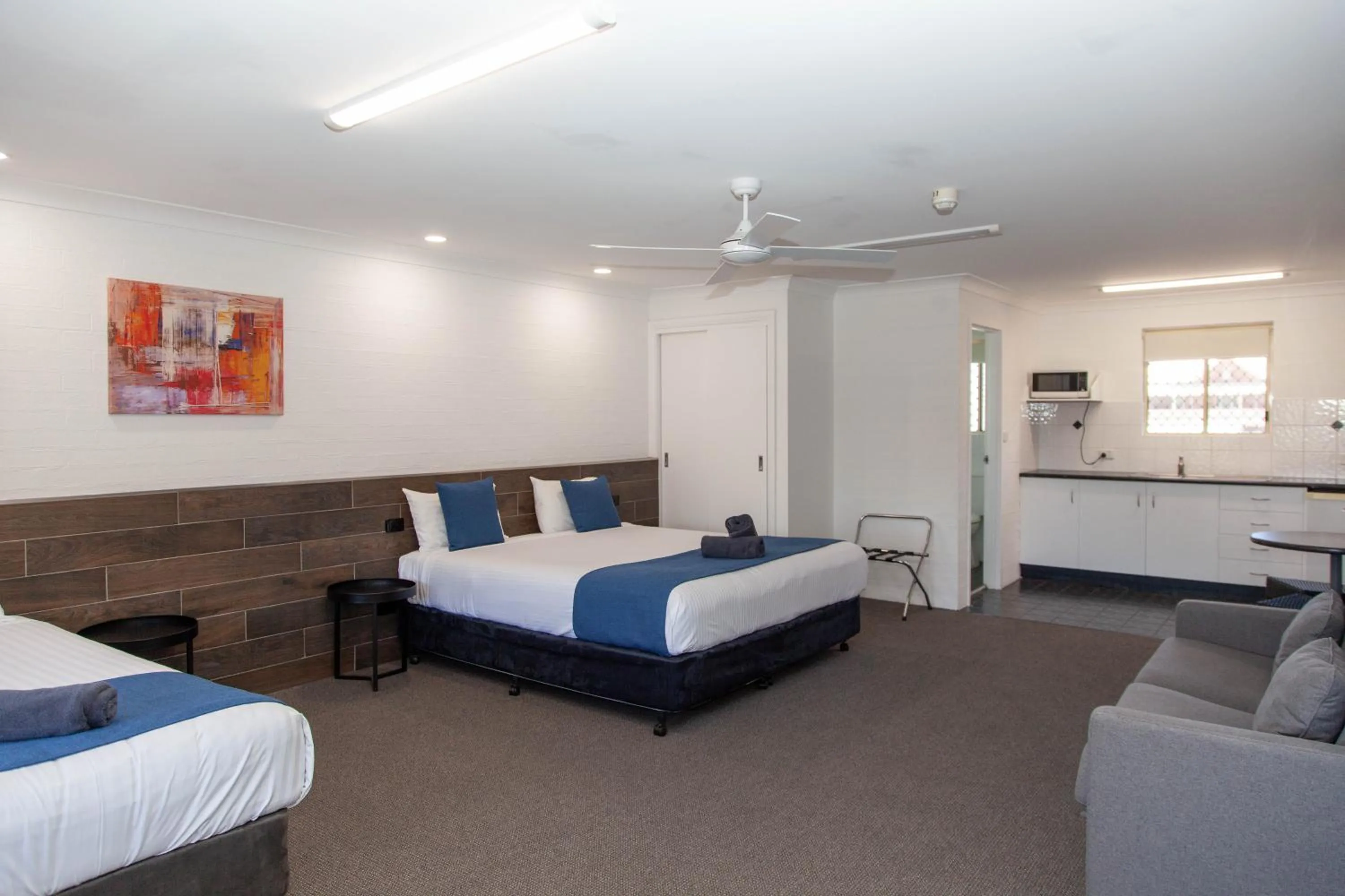 Kitchen or kitchenette, Bed in Matilda Motor Inn