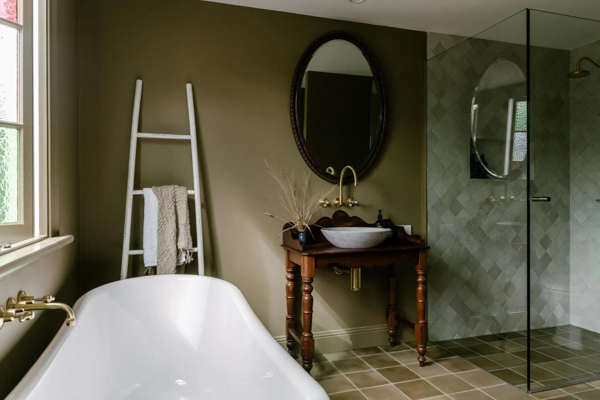 Shower, Bed in Maleny Lodge