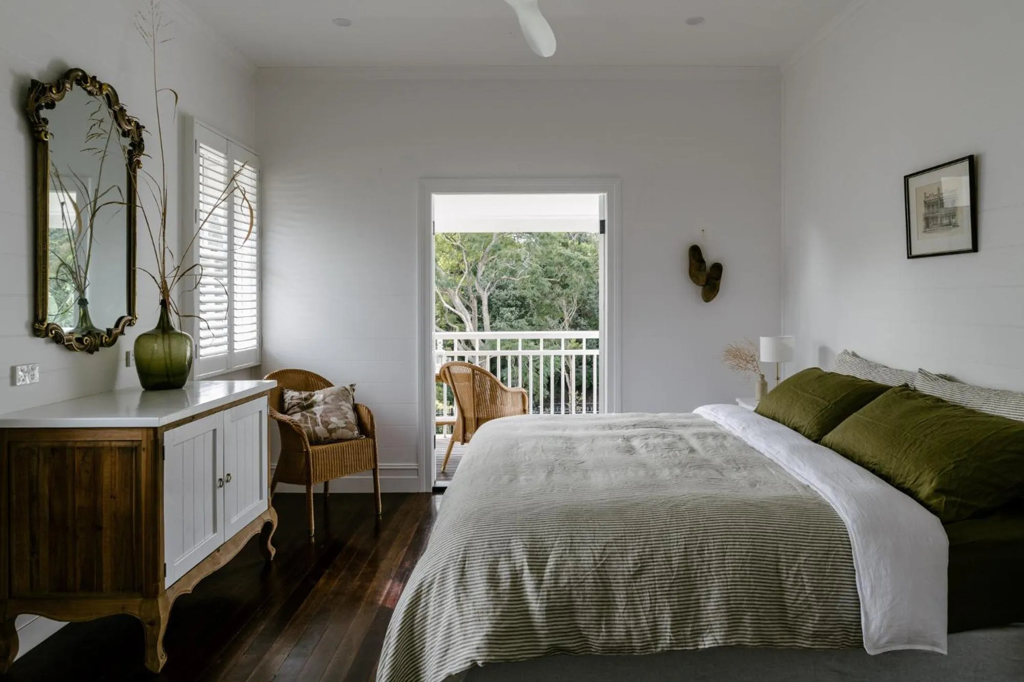 Photo of the whole room, Bed in Maleny Lodge