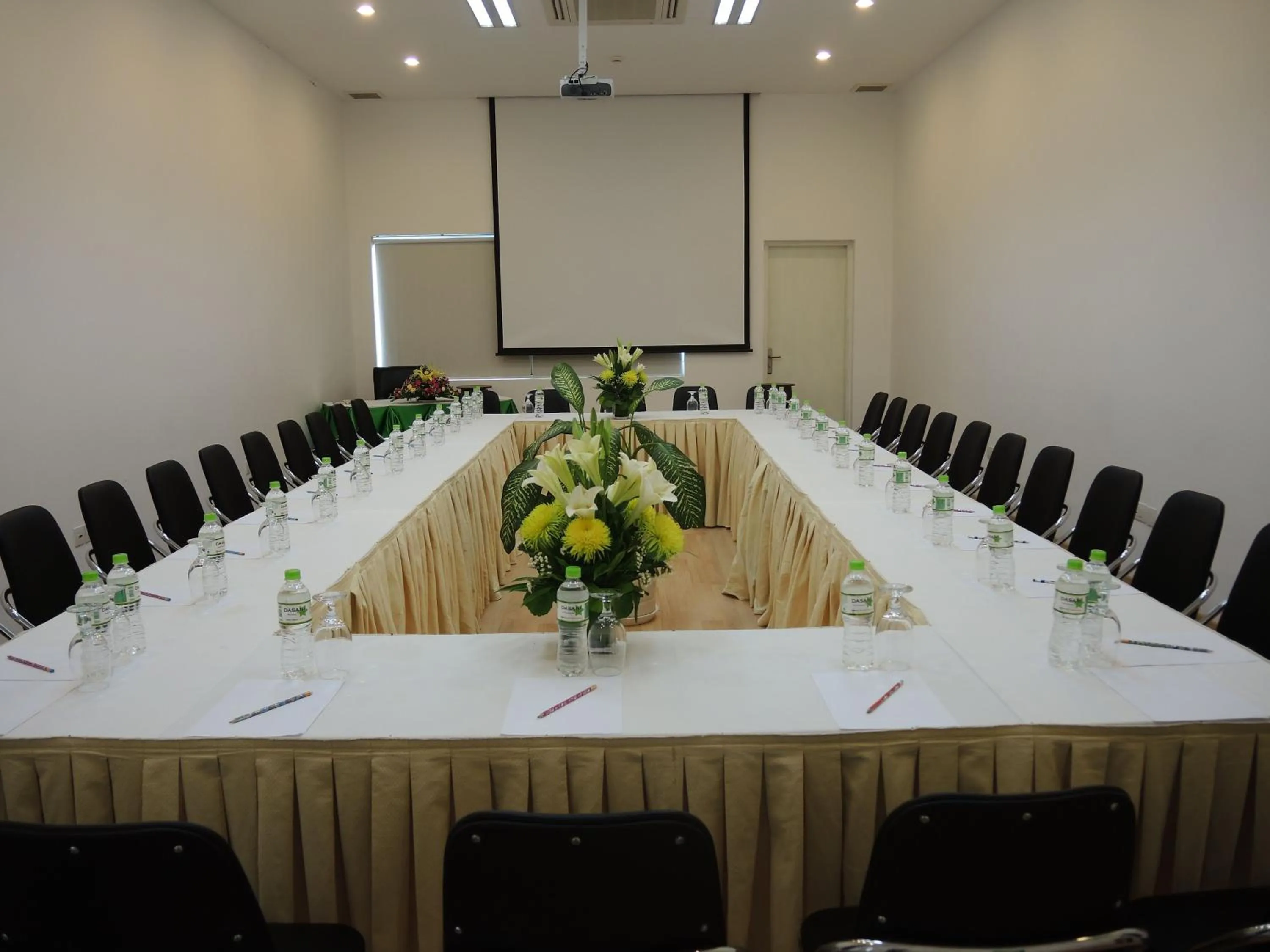 Meeting/conference room in Bellevue Serviced Apartments