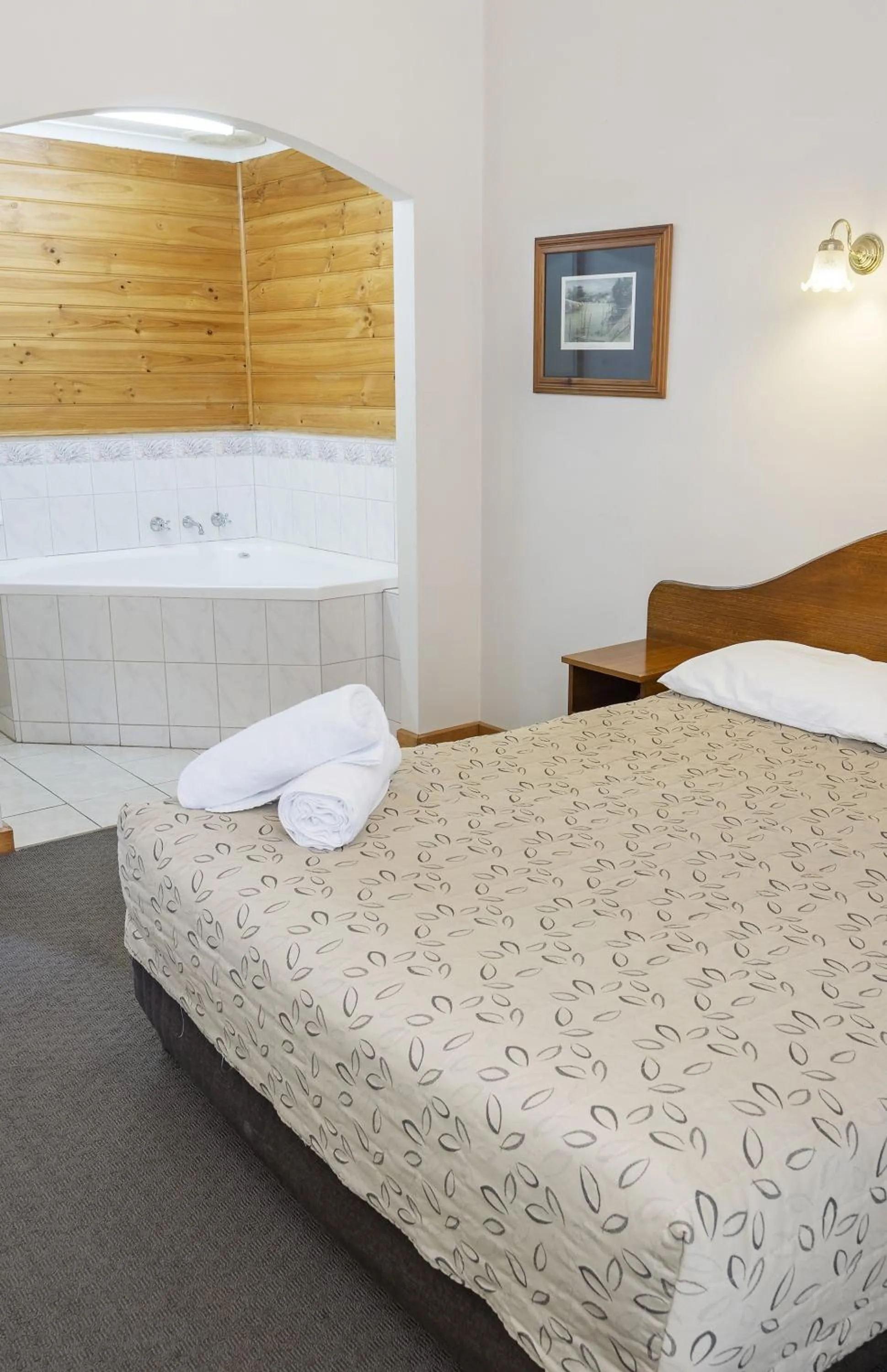 Bedroom, Bed in Coal Creek Motel