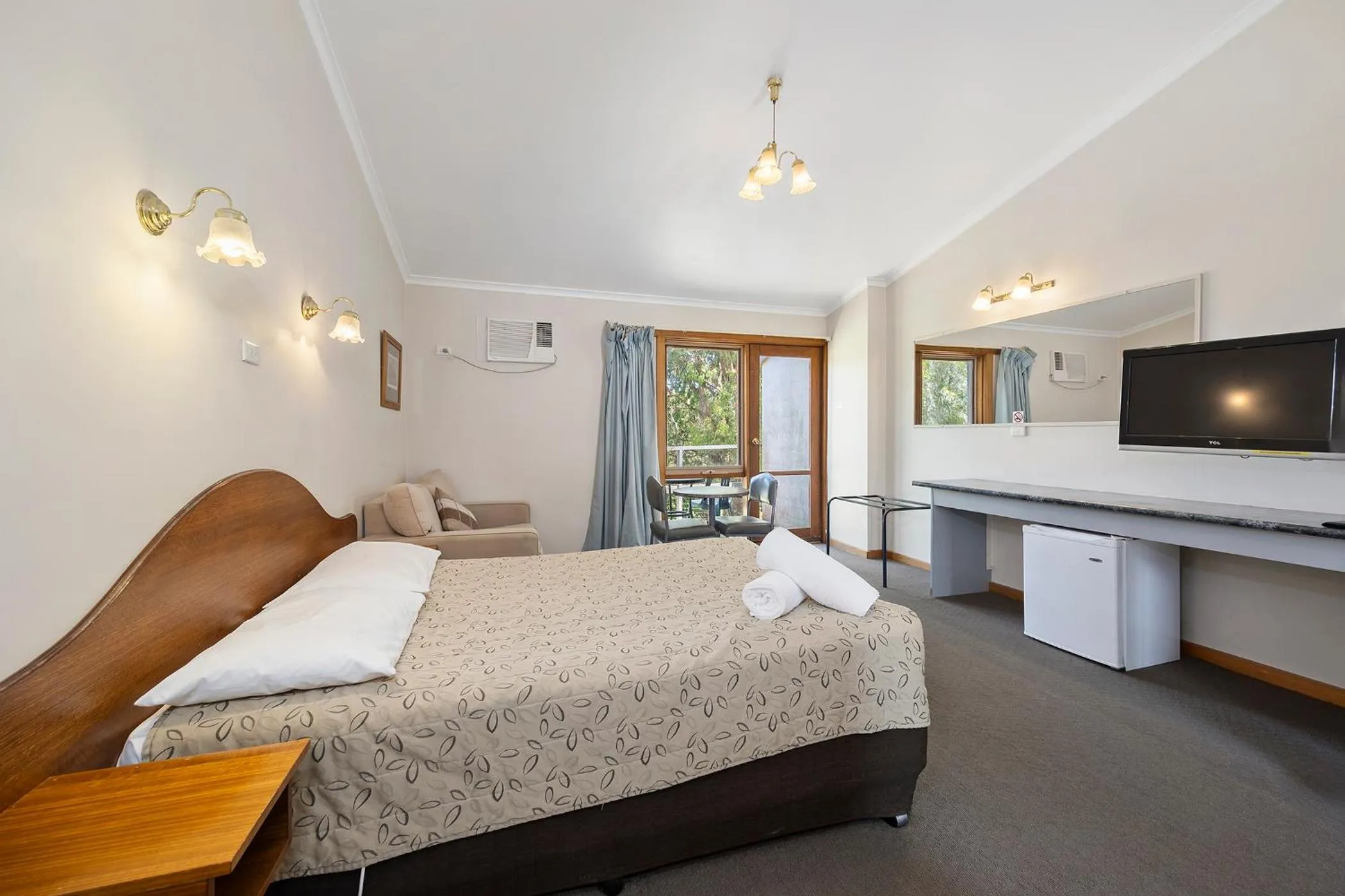 Bedroom, Bed in Coal Creek Motel