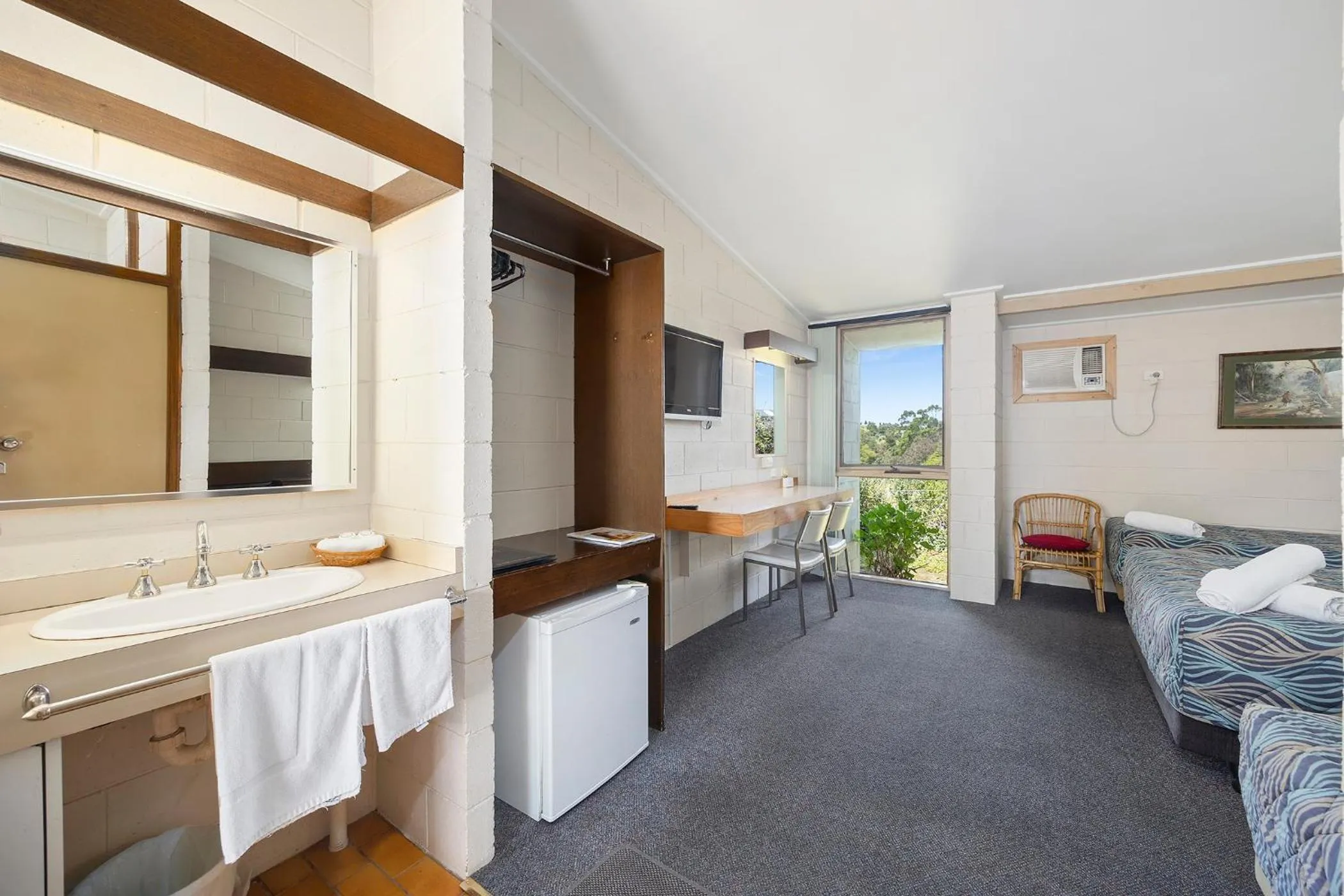 Bedroom, Bed in Coal Creek Motel