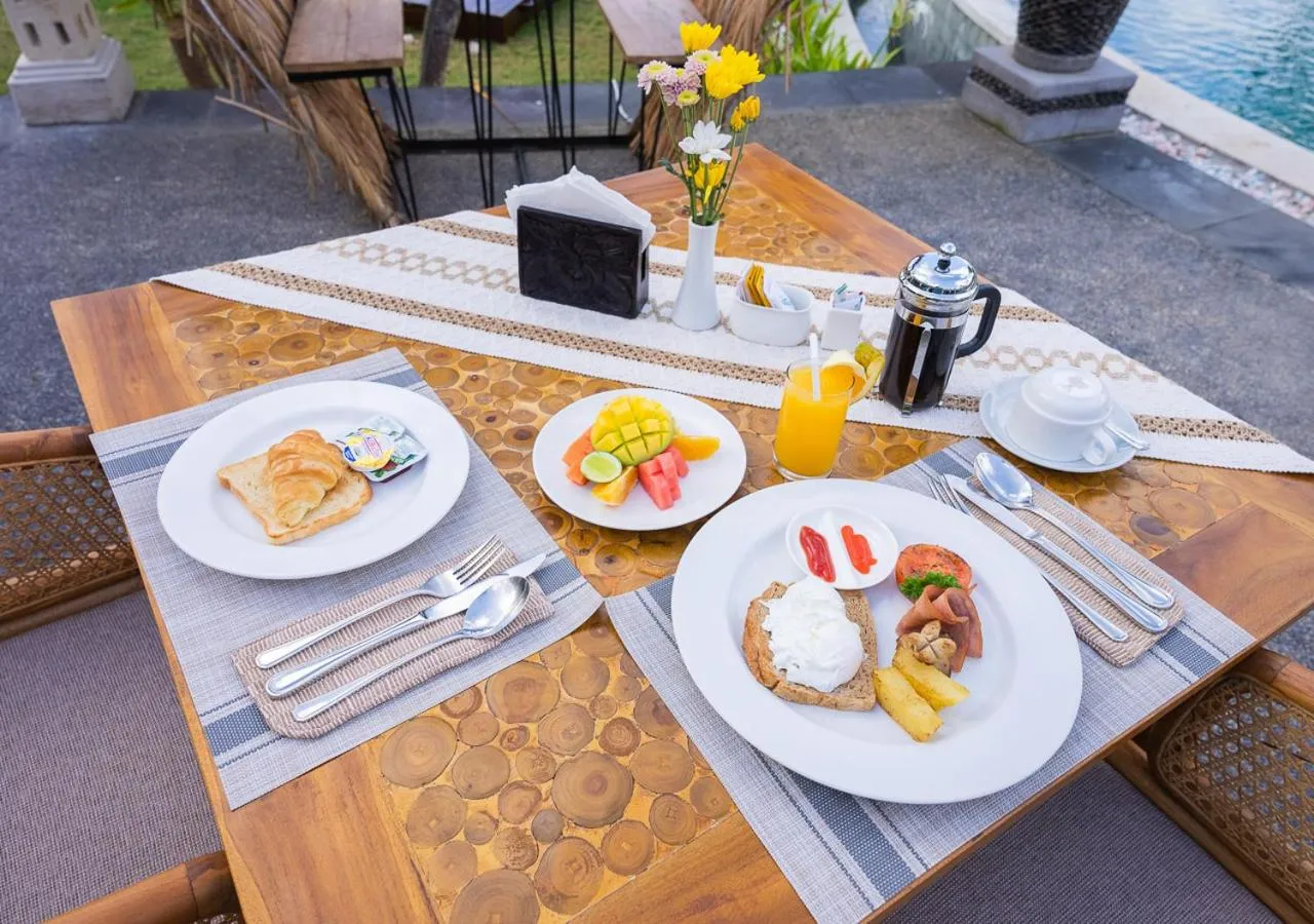 Food and drinks in Orlowsky Discovery Candidasa Hotel