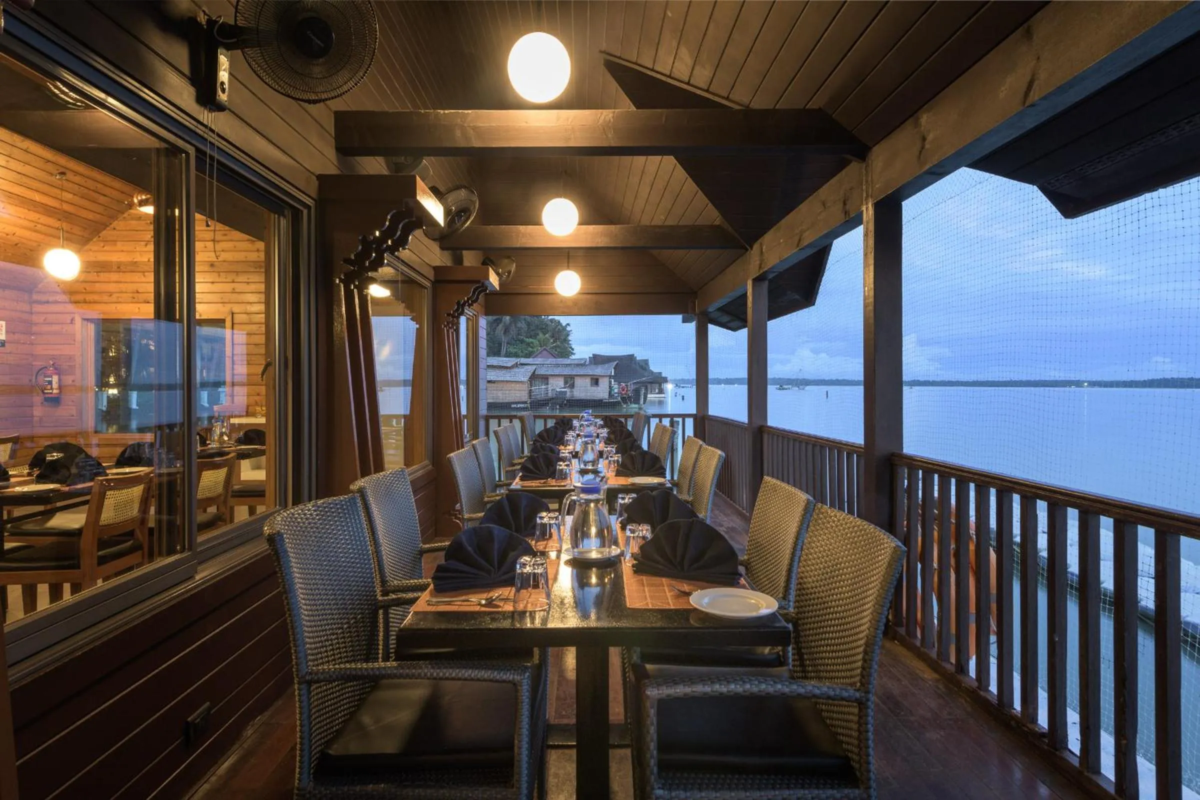 Restaurant/places to eat in Club Mahindra Ashtamudi