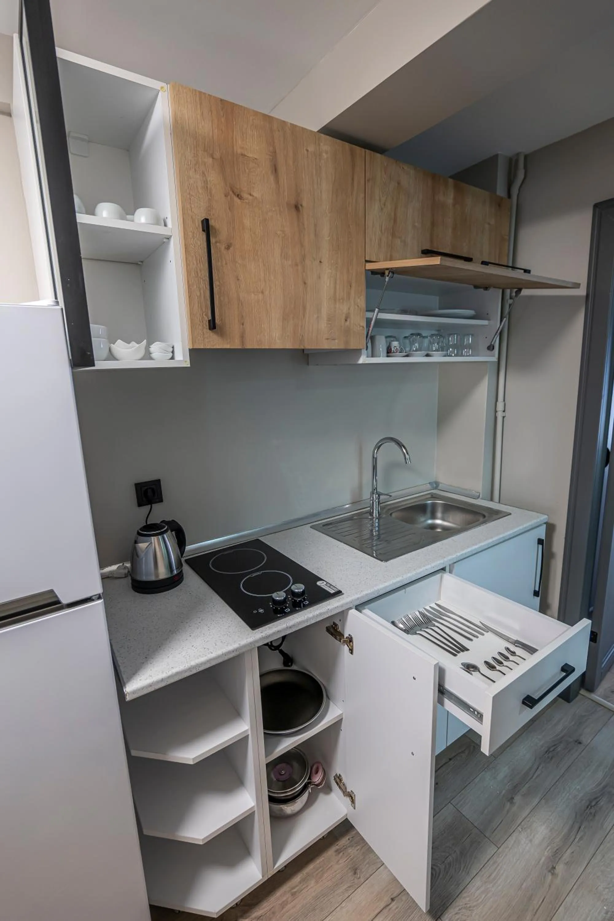 Kitchen or kitchenette in Calanthe Residence