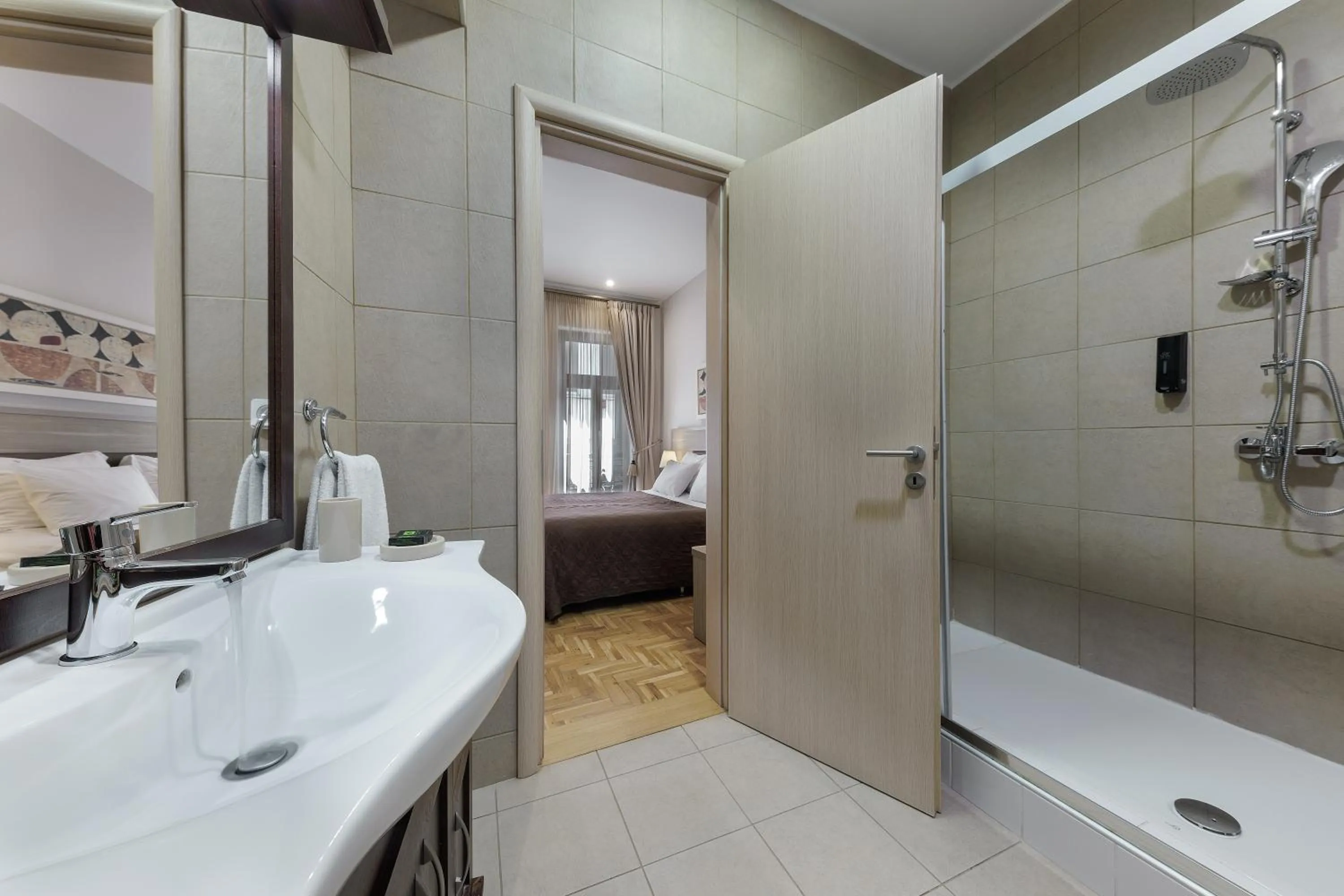 Shower, Bed in Athens Manor Houses