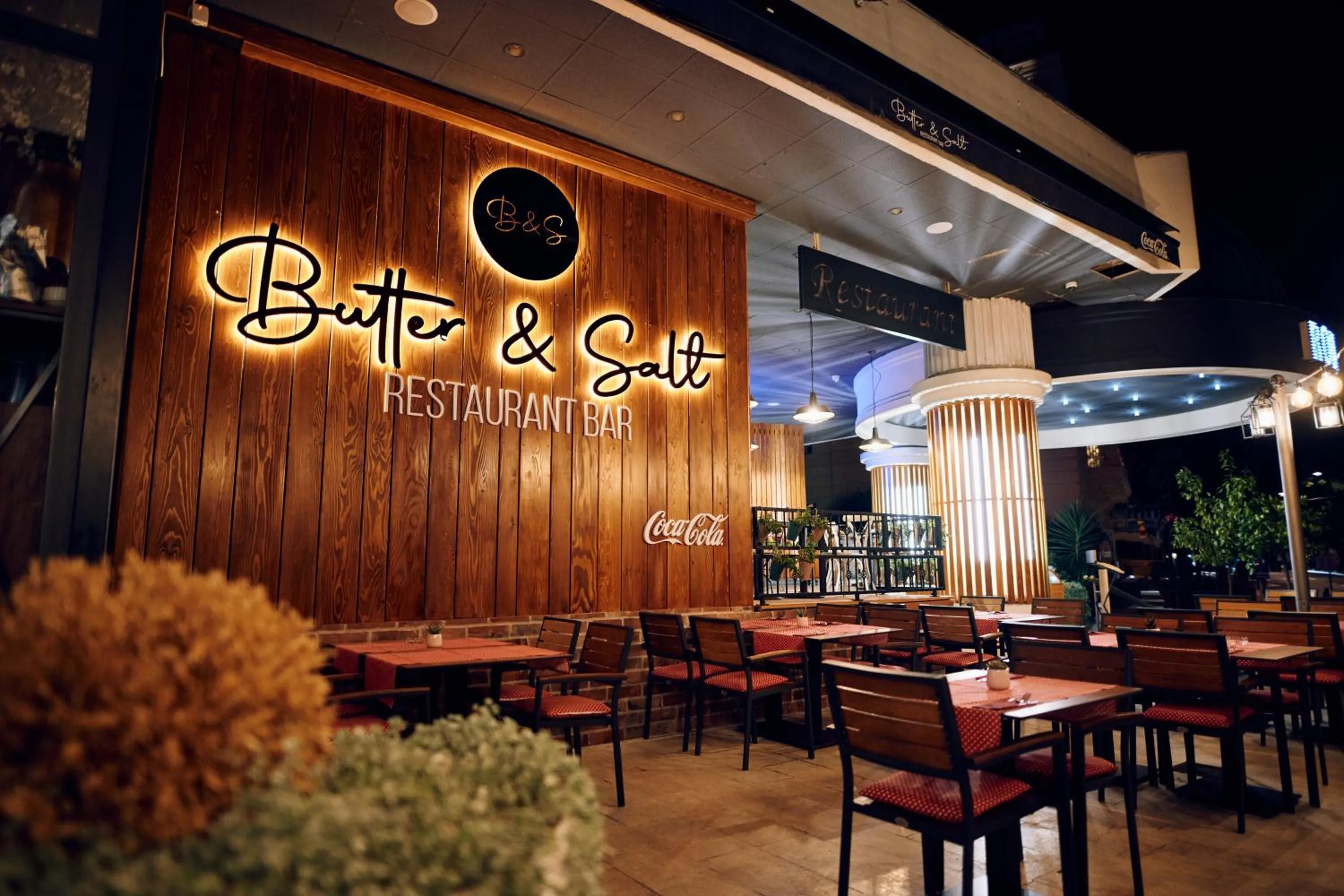 Restaurant/places to eat in Hotel Paris