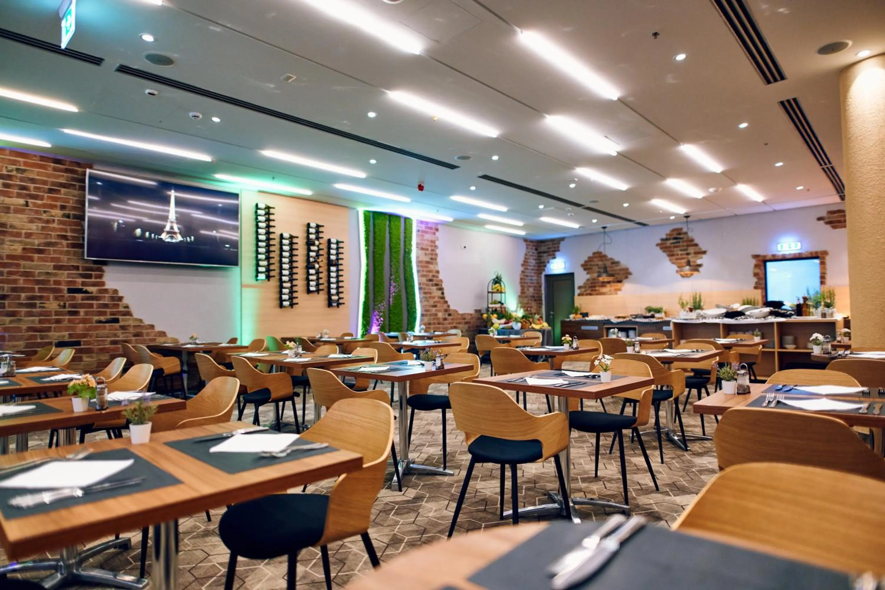 Restaurant/places to eat in Hotel Paris