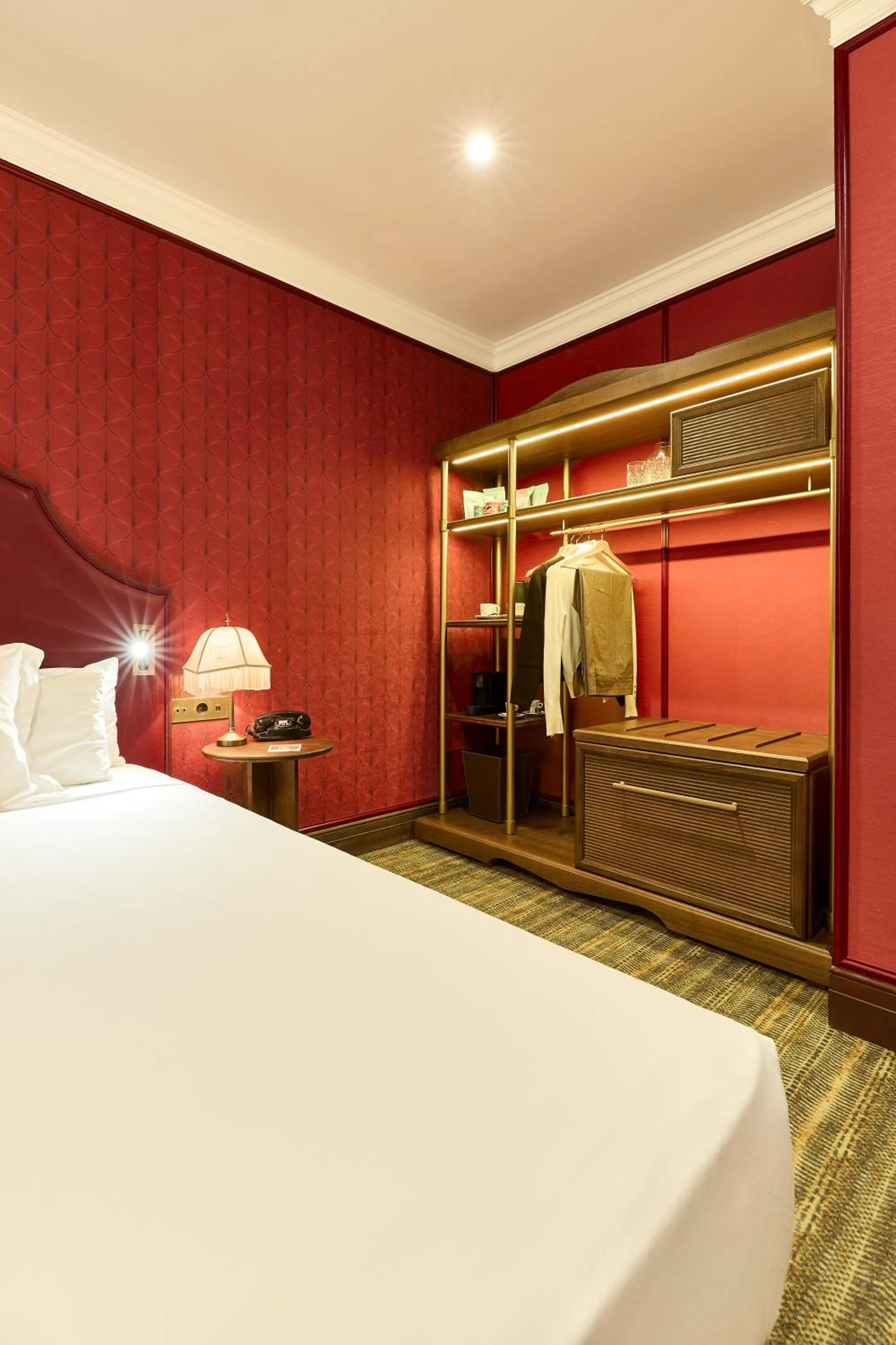 Bathroom, Bed in Hotel España Ramblas