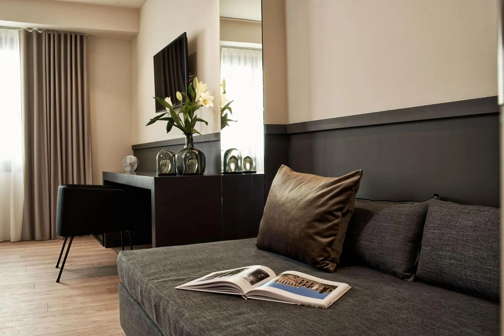 TV and multimedia in Urban Frame Plaka