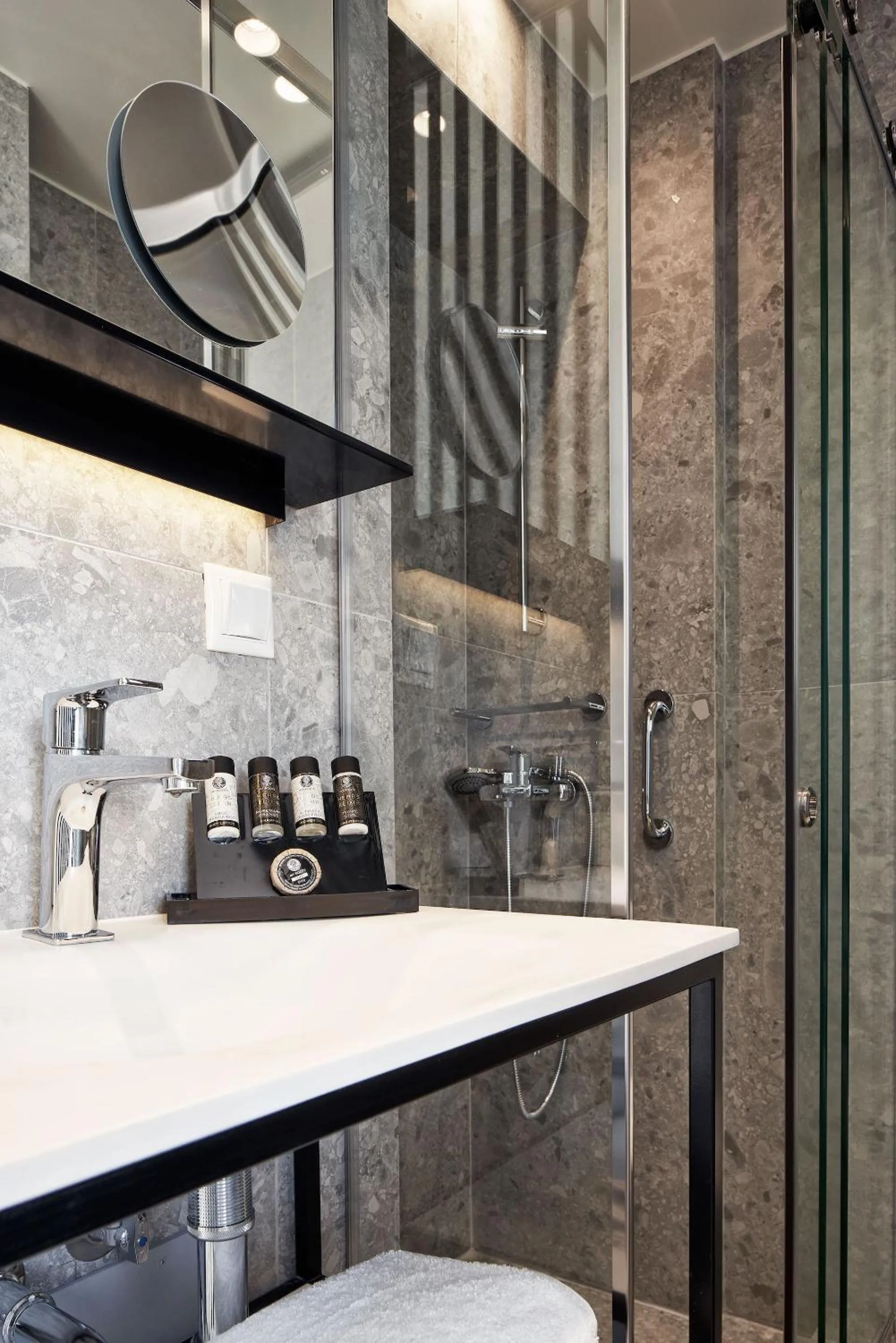 Bathroom in Urban Frame Plaka