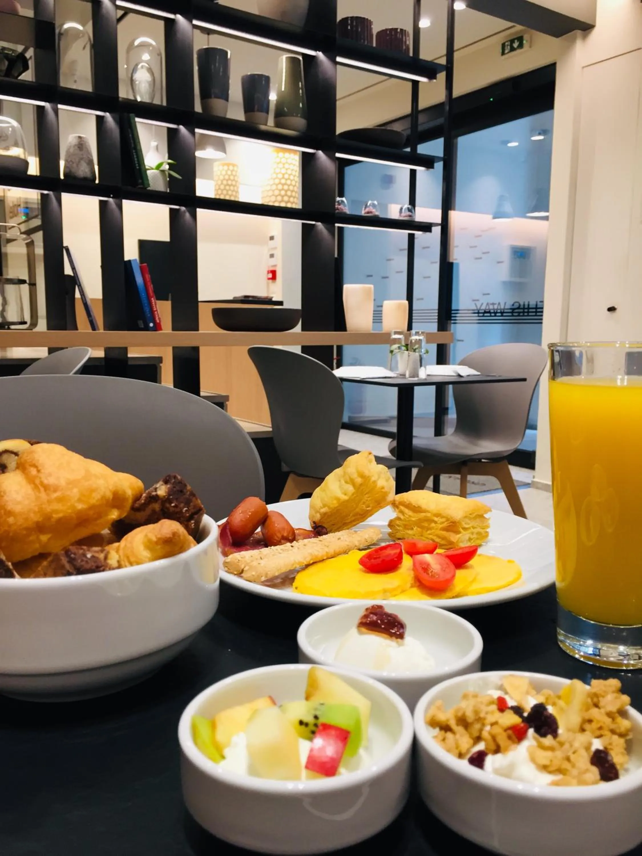 Day in Urban Frame Plaka