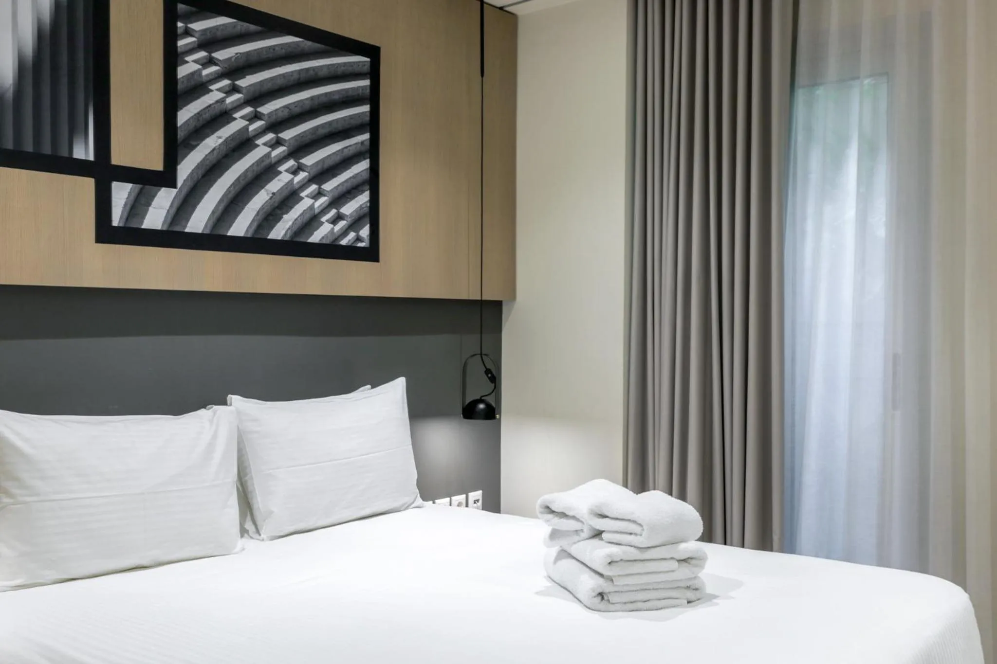 Bed in Urban Frame Plaka