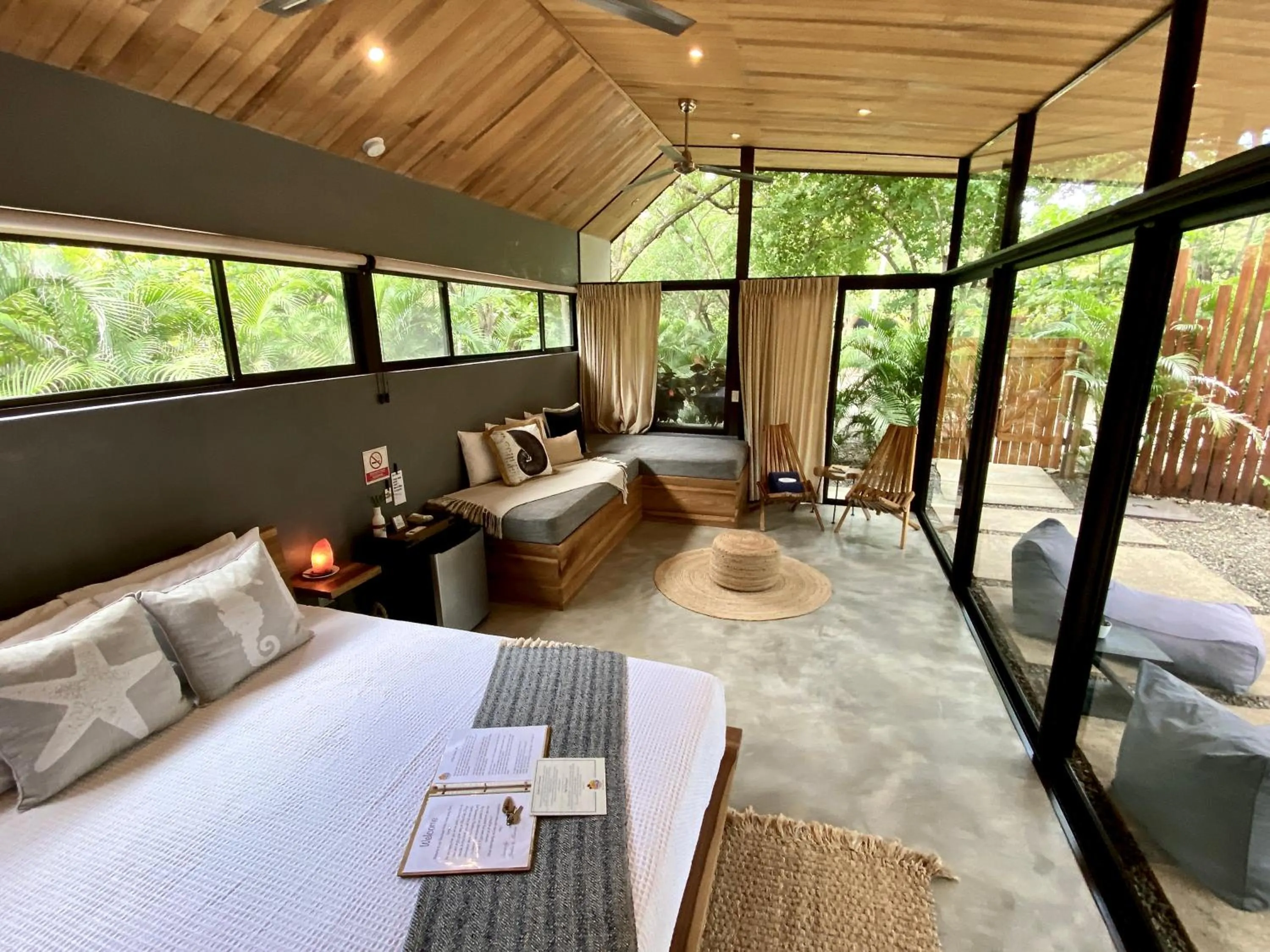 Photo of the whole room, Bed in Villas Kalei