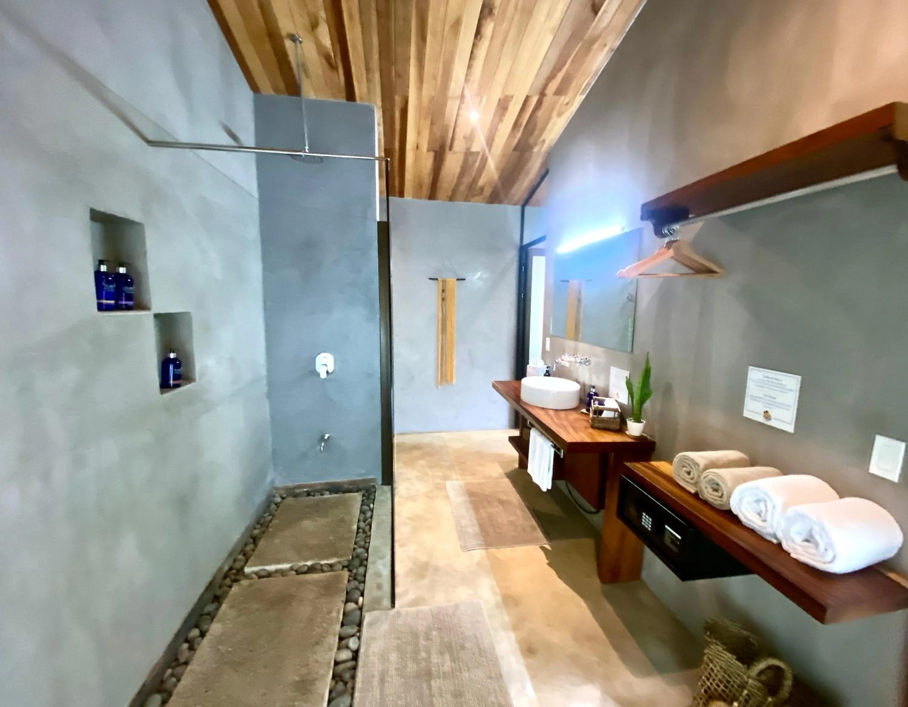 Bathroom, Bed in Villas Kalei