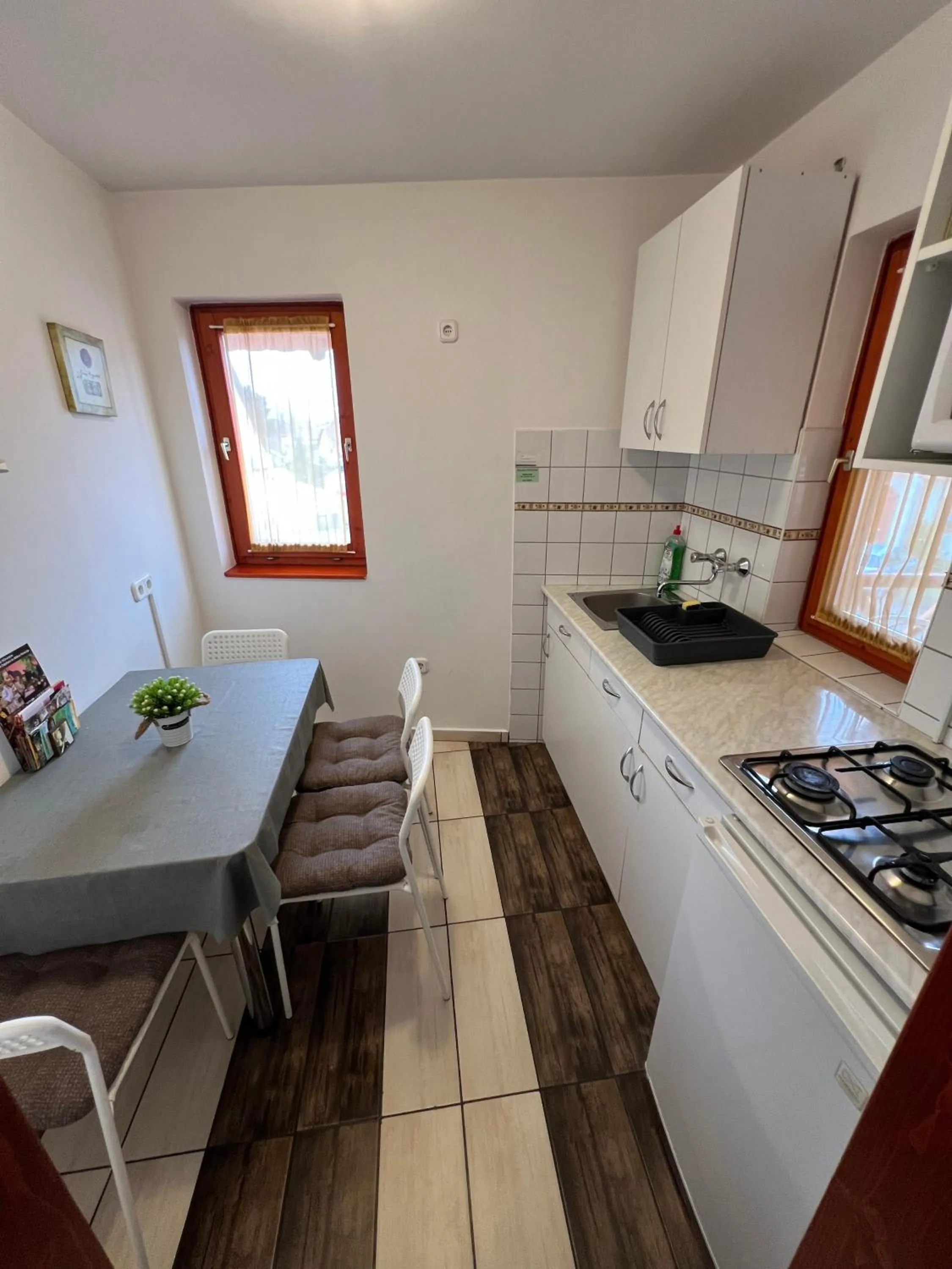 Kitchen or kitchenette in Hellasz Apartman