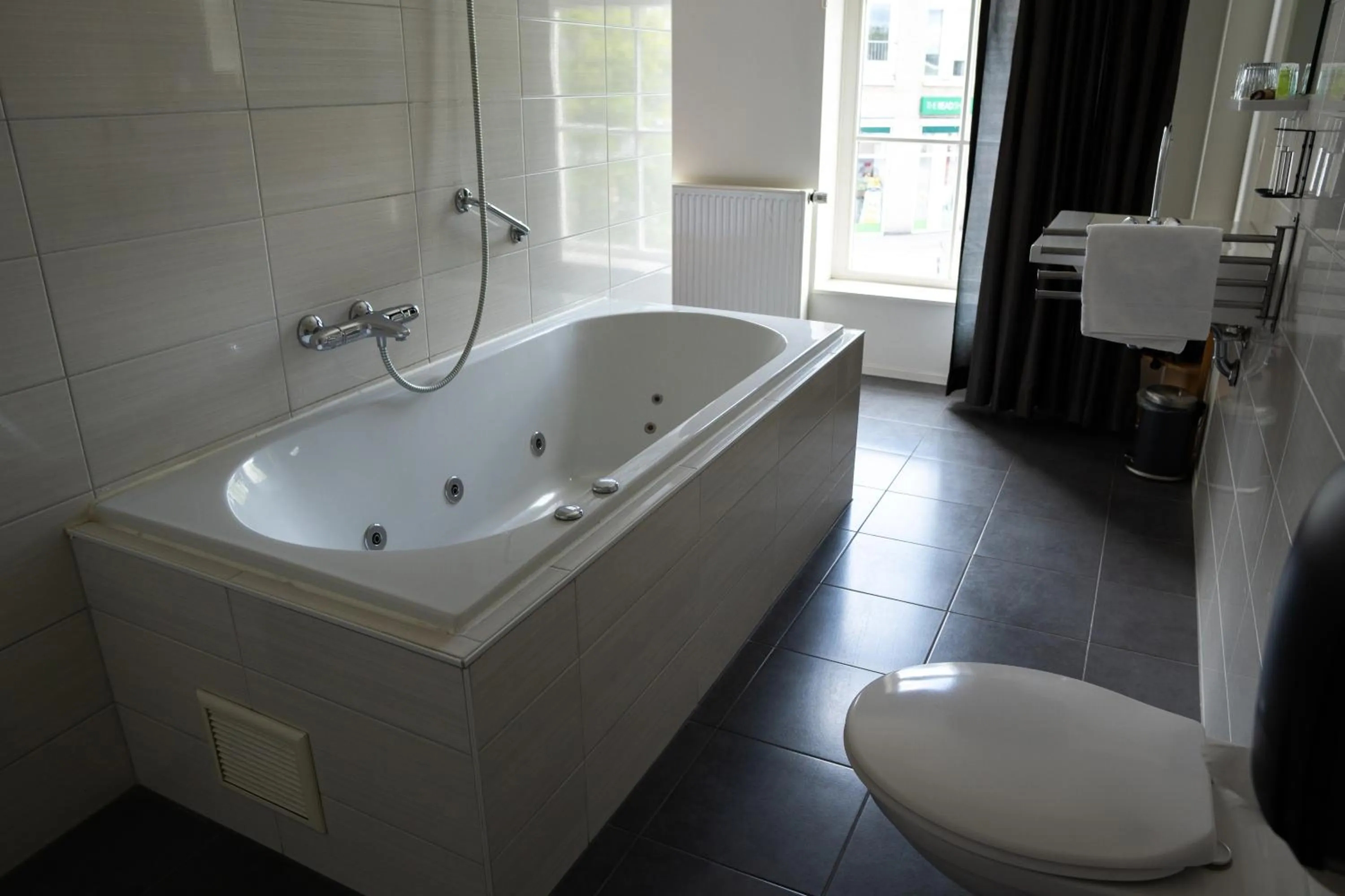 Shower in 1851 Bar - Hotel - Cinema