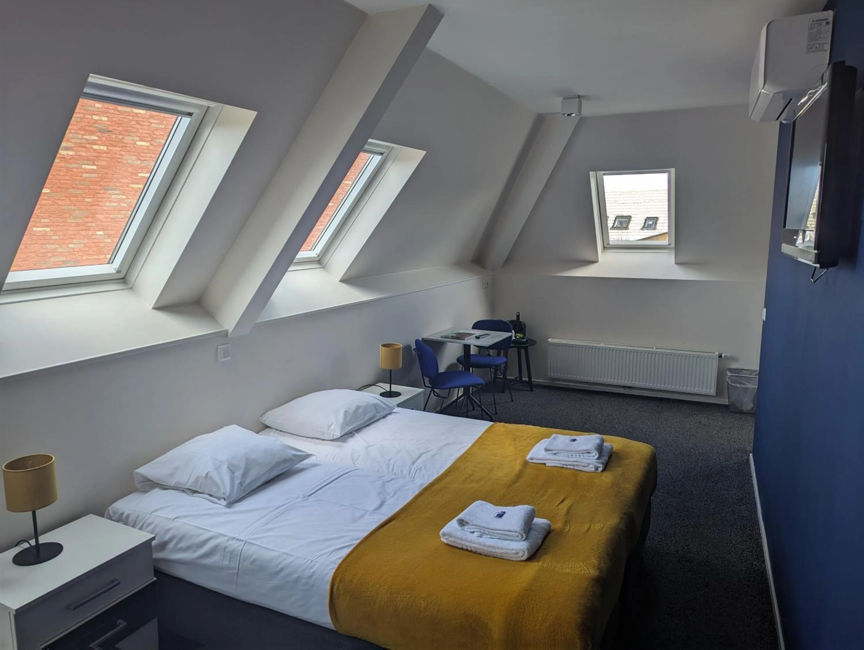 Bed in 1851 Bar - Hotel - Cinema