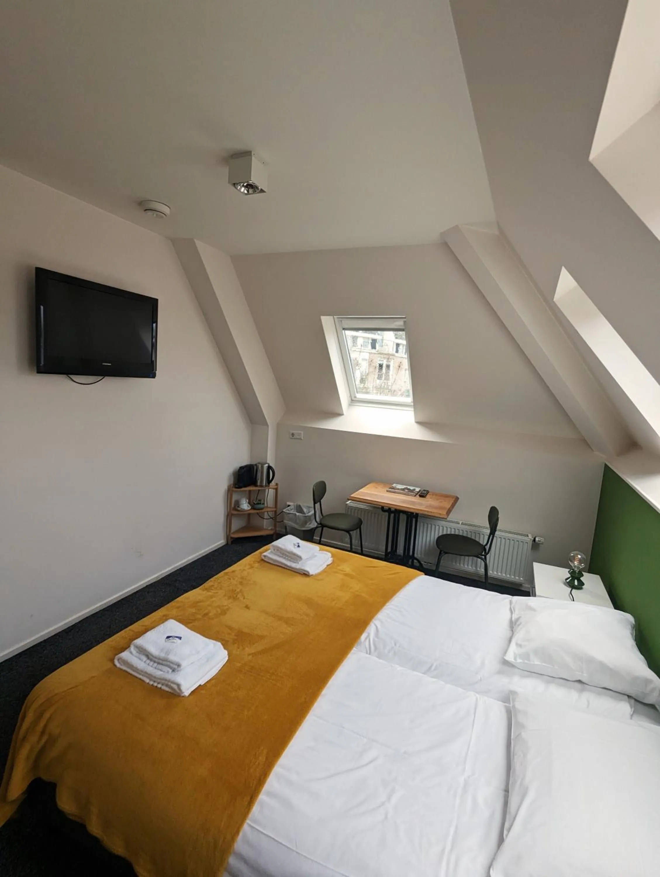 Bed in 1851 Bar - Hotel - Cinema