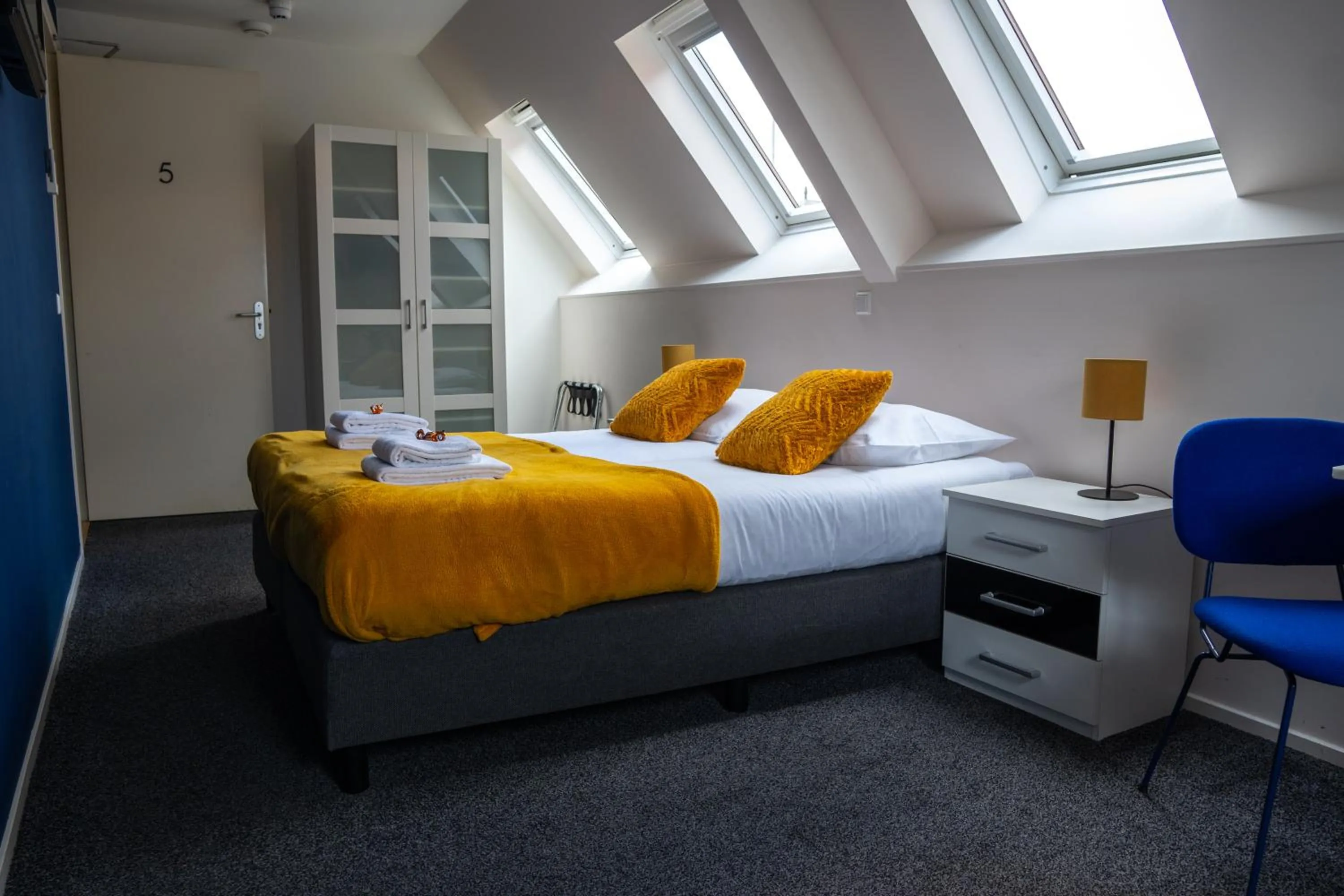 Bed in 1851 Bar - Hotel - Cinema