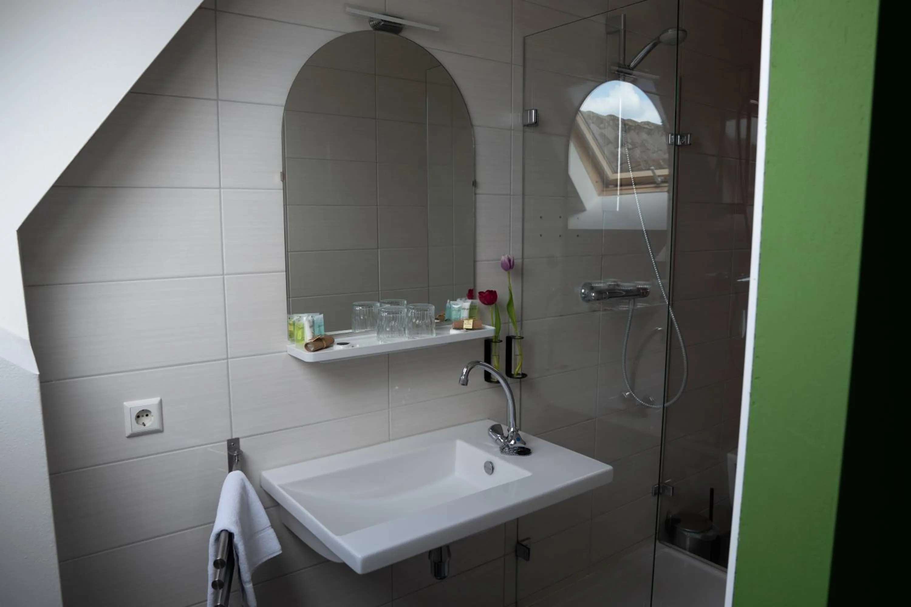 Shower in 1851 Bar - Hotel - Cinema