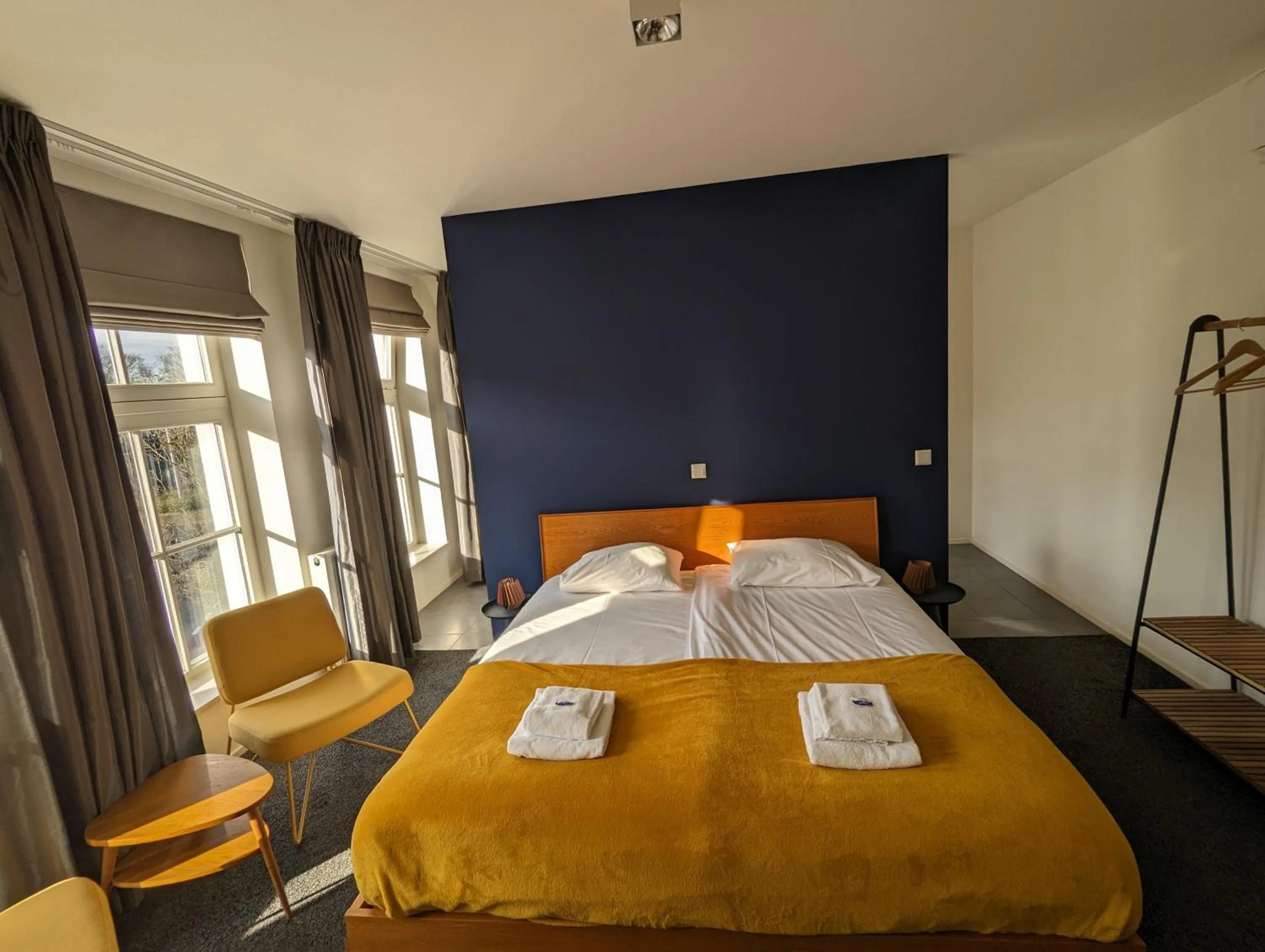 Bed in 1851 Bar - Hotel - Cinema