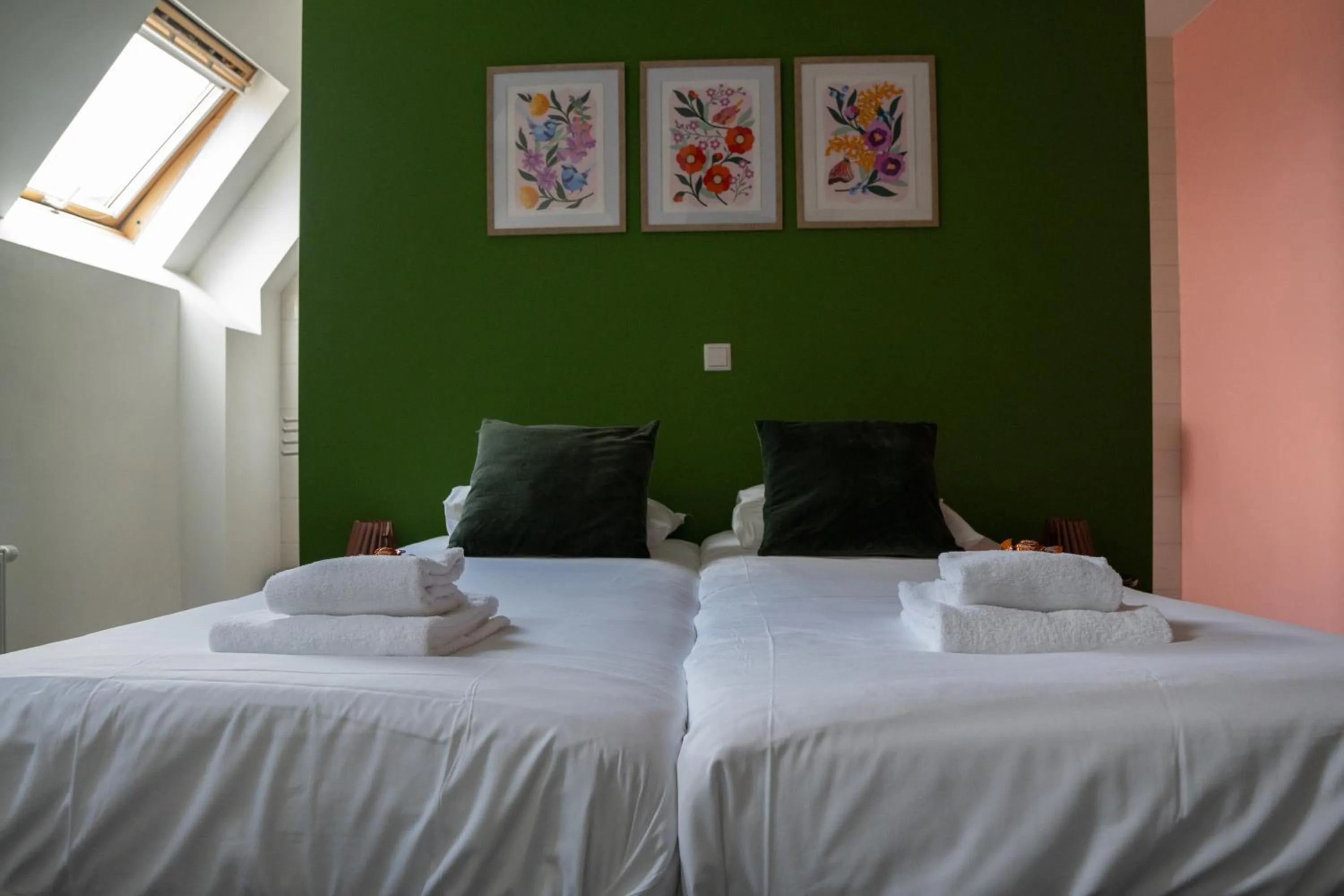 Bed in 1851 Bar - Hotel - Cinema