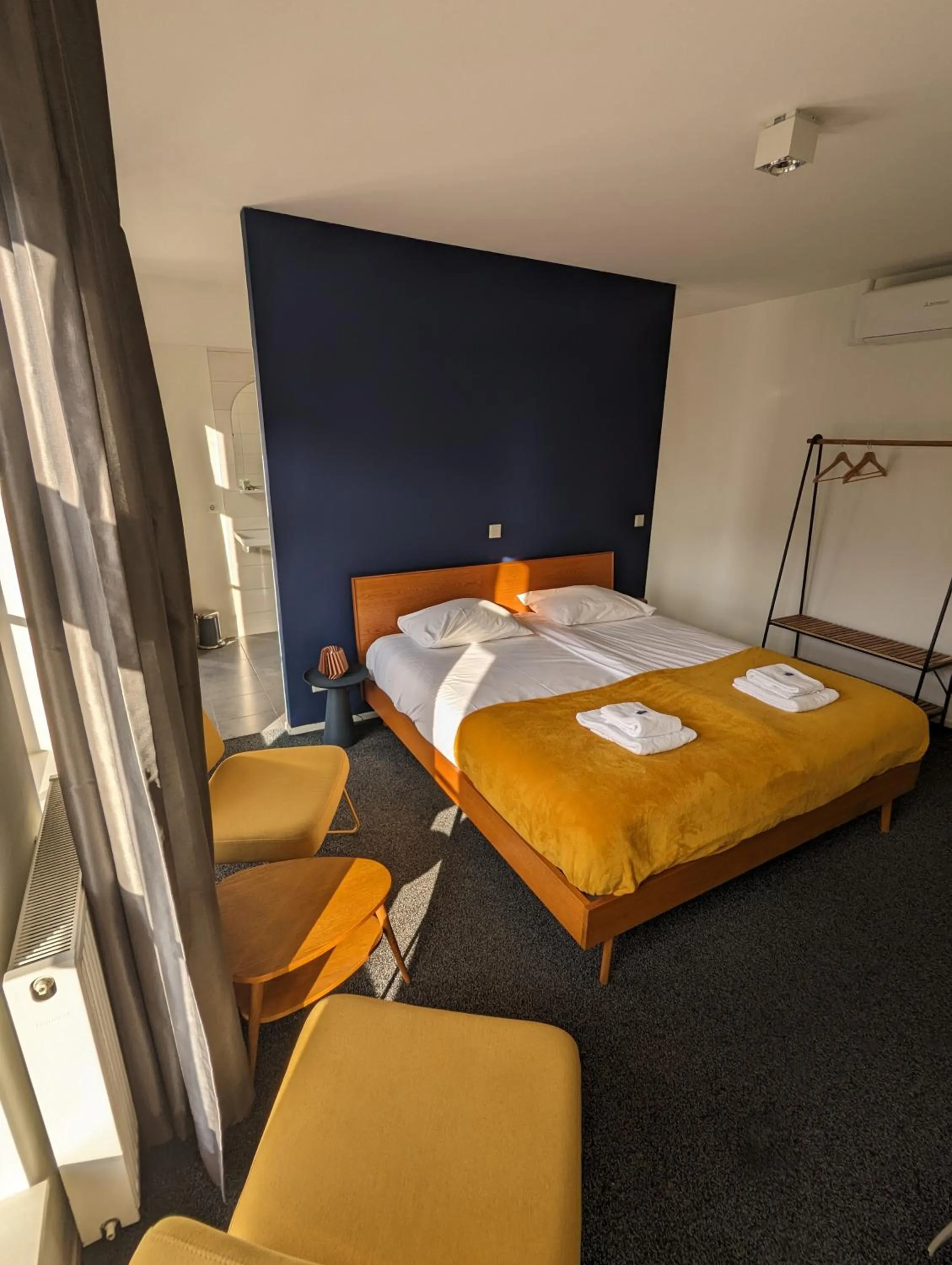 Bed in 1851 Bar - Hotel - Cinema