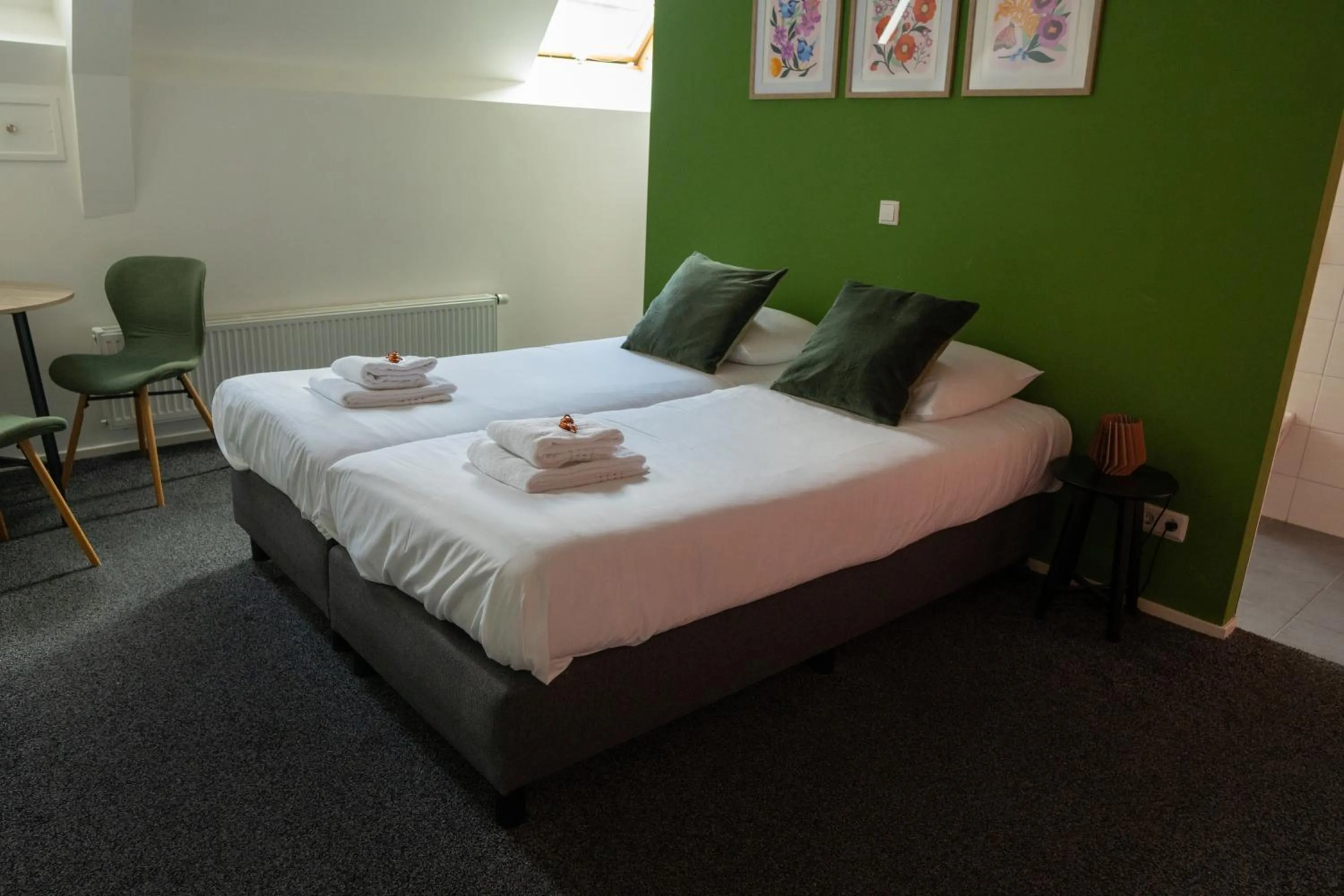 Bed in 1851 Bar - Hotel - Cinema