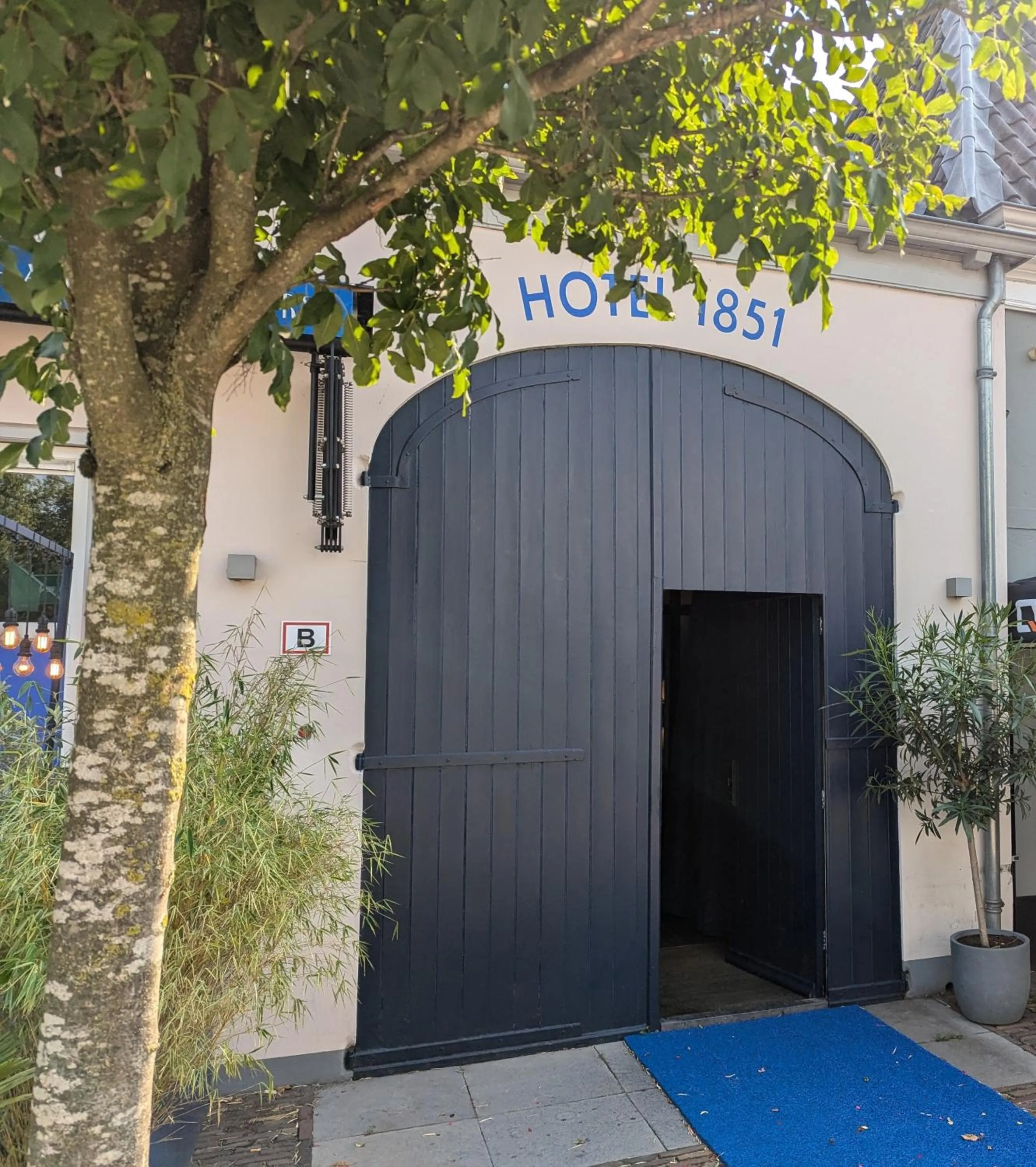 Property building in 1851 Bar - Hotel - Cinema