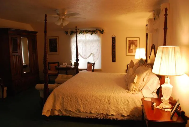 Bed in Novel House Inn at Zion