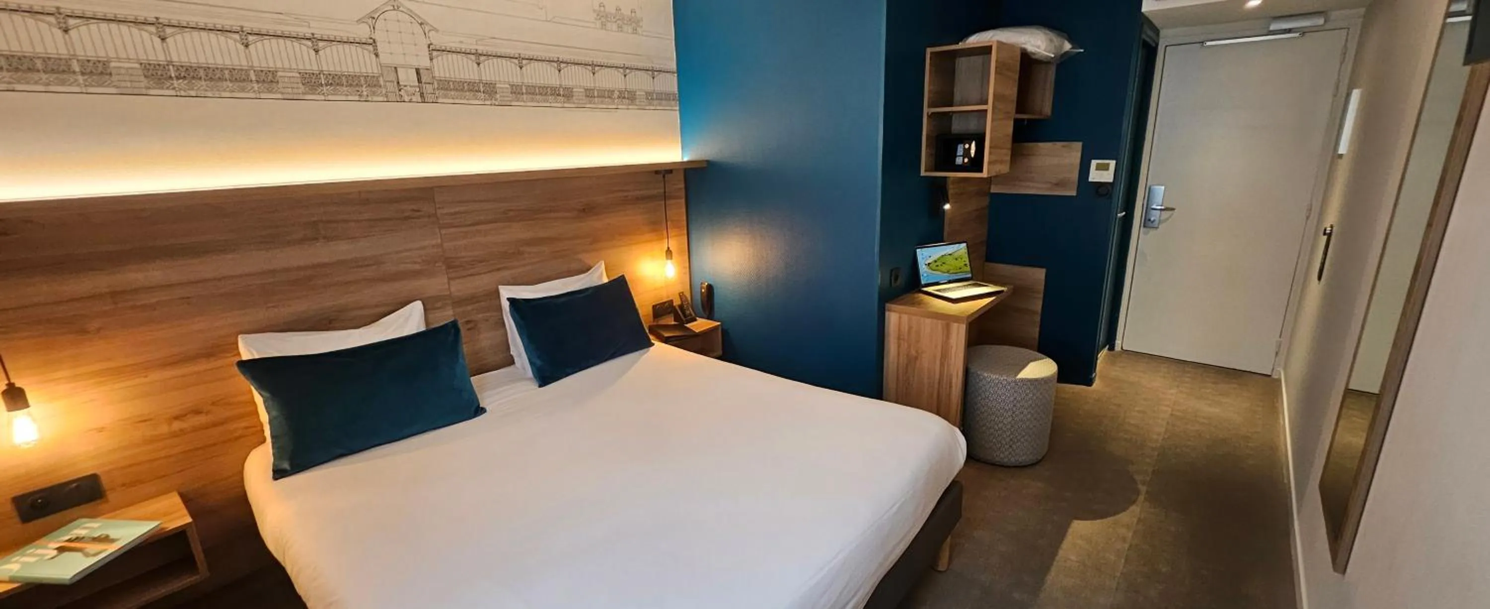 Photo of the whole room, Bed in Hôtel des Halles