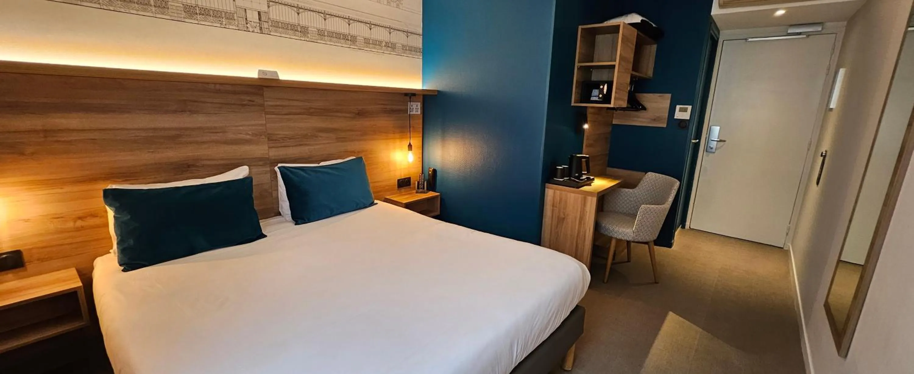 Photo of the whole room, Bed in Hôtel des Halles