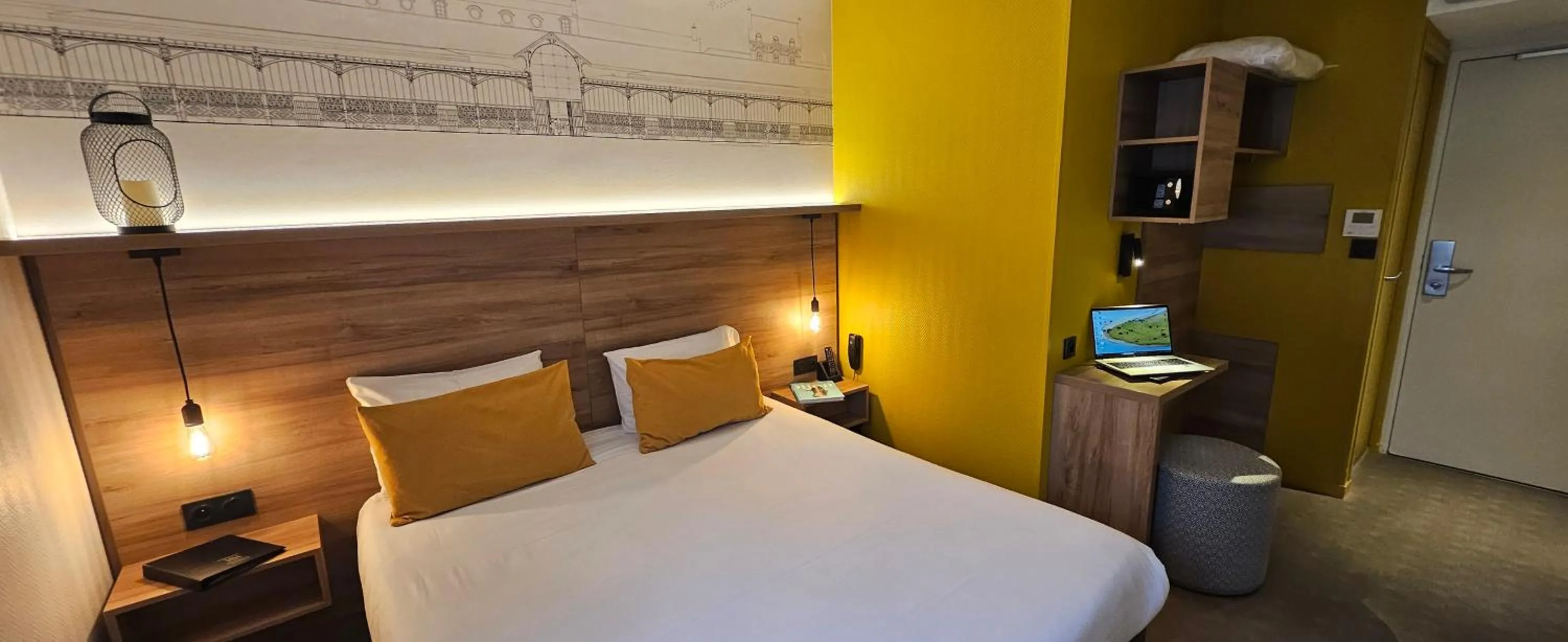 Photo of the whole room, Bed in Hôtel des Halles