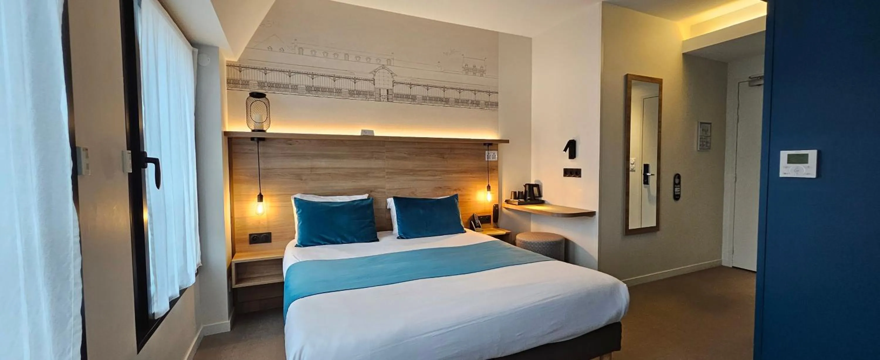Photo of the whole room, Bed in Hôtel des Halles