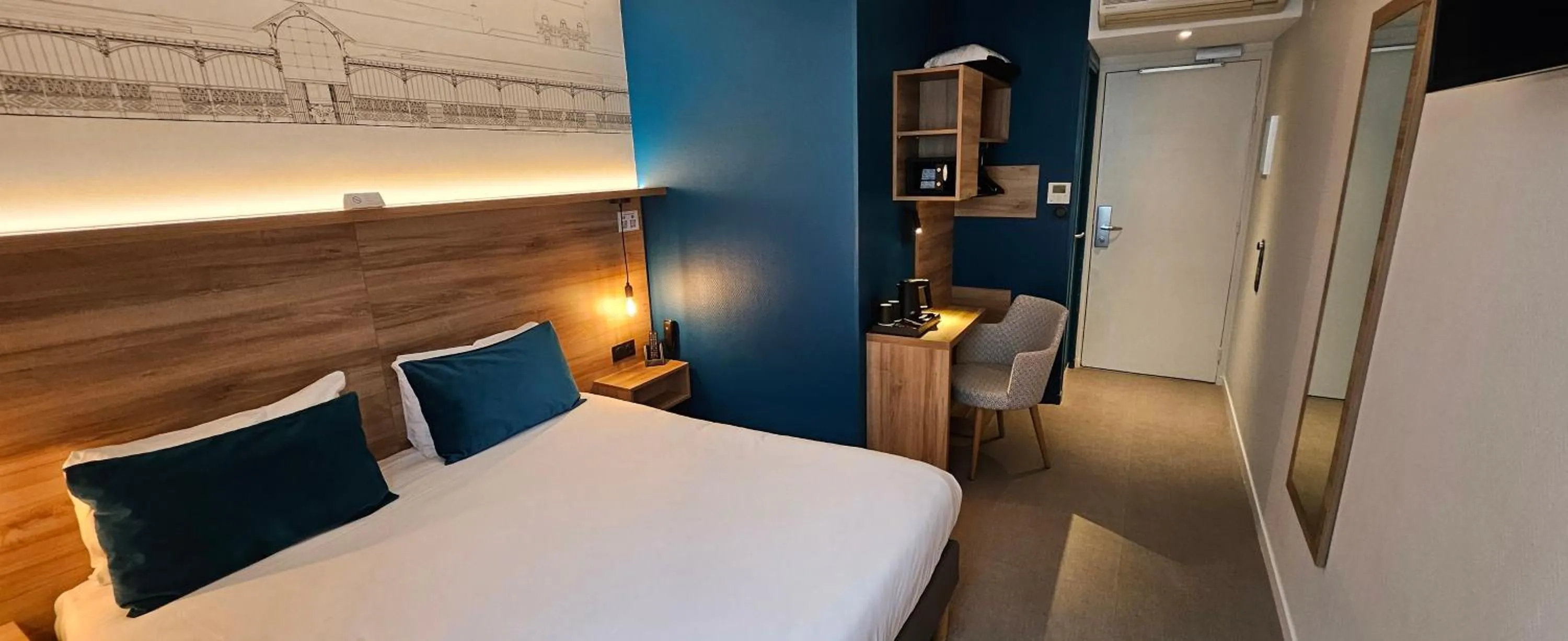 Photo of the whole room, Bed in Hôtel des Halles