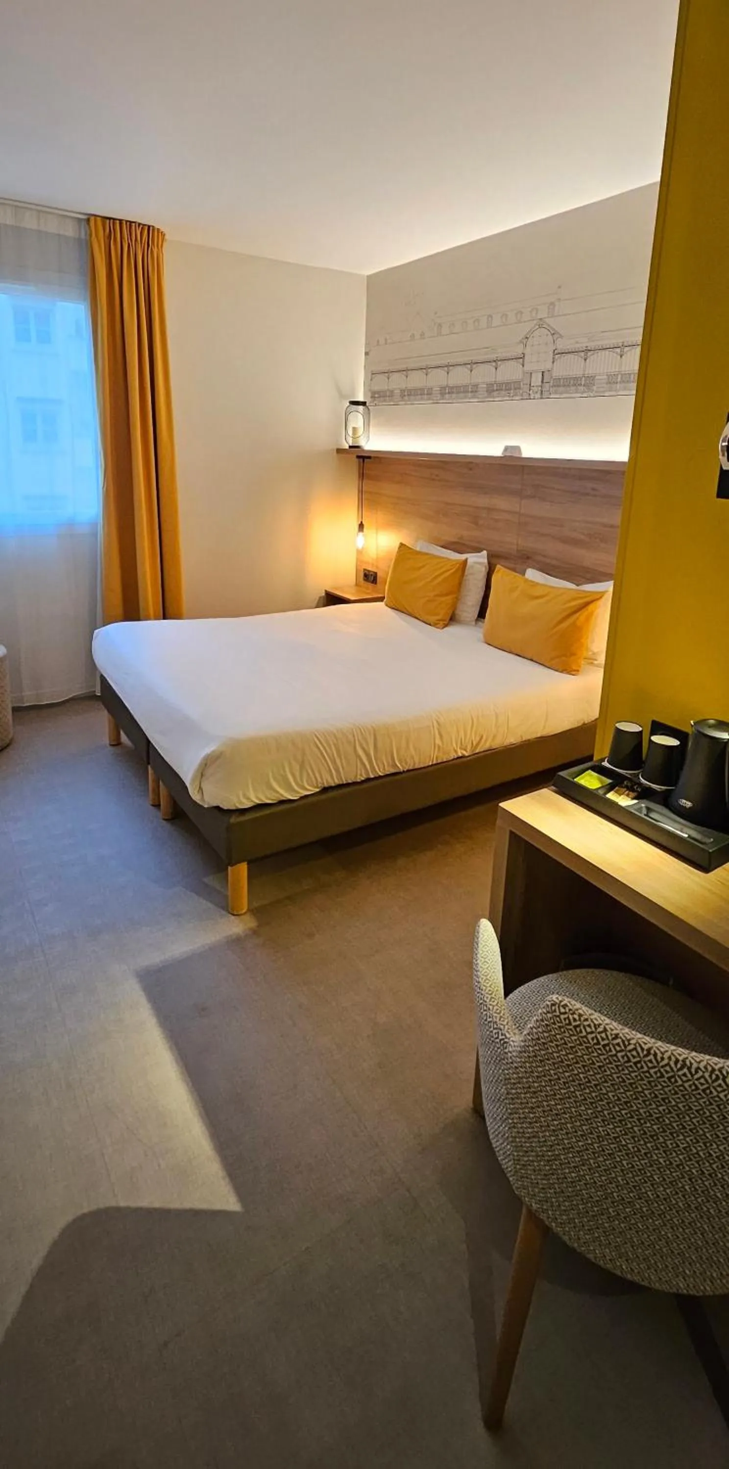 Photo of the whole room, Bed in Hôtel des Halles