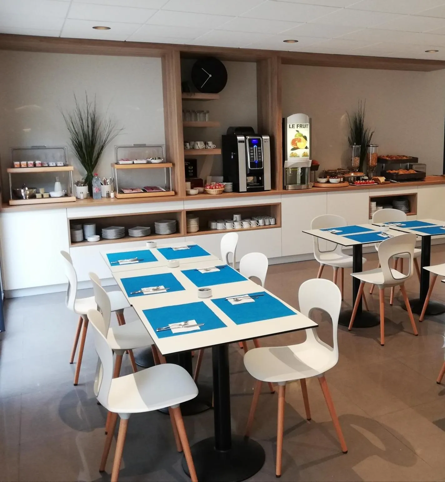 Buffet breakfast in Hôtel des Halles